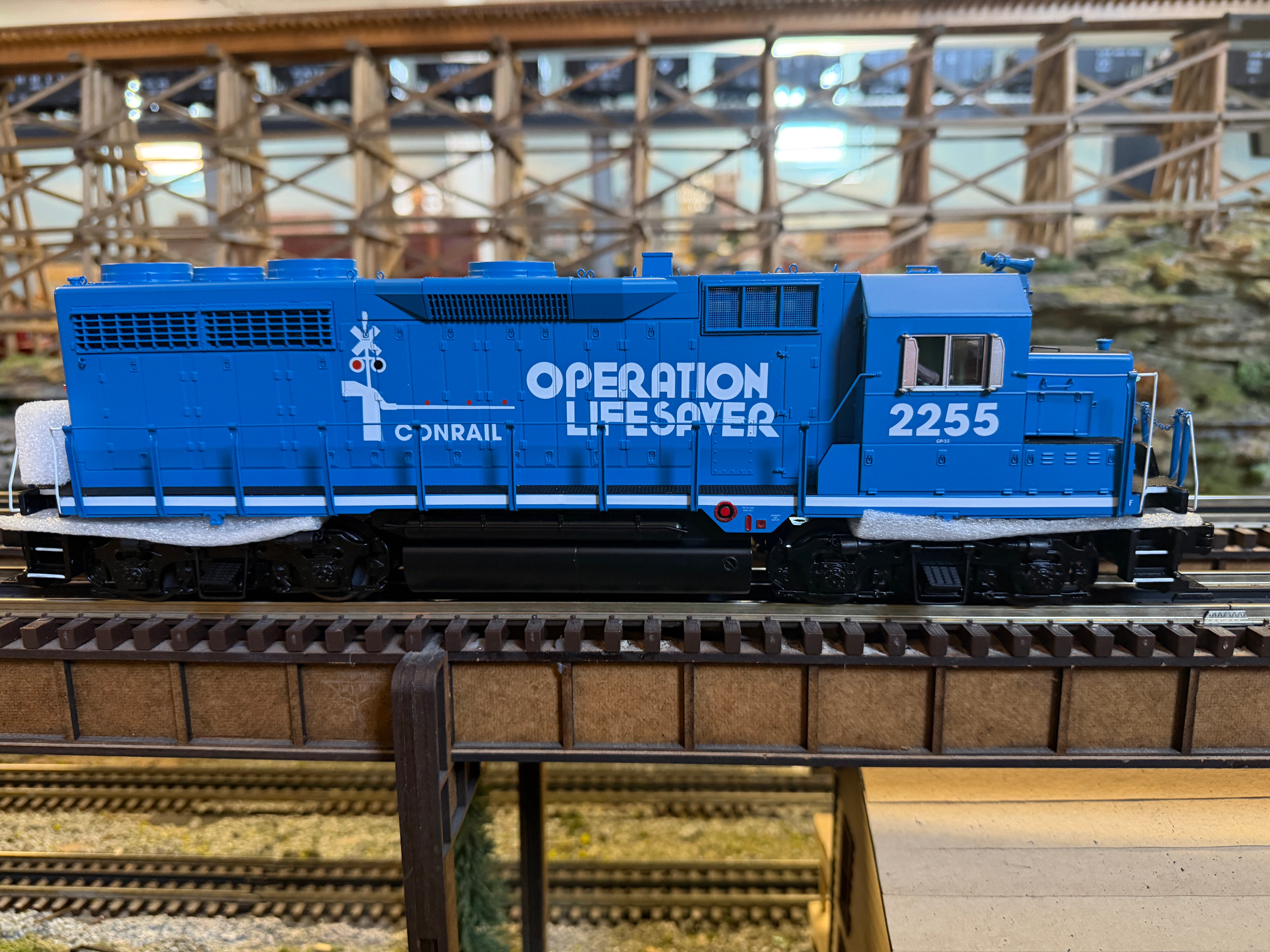 MTH 20-22072-1 - Premier - GP-35 Low Hood Diesel Engine "Conrail" #2255 w/ PS3