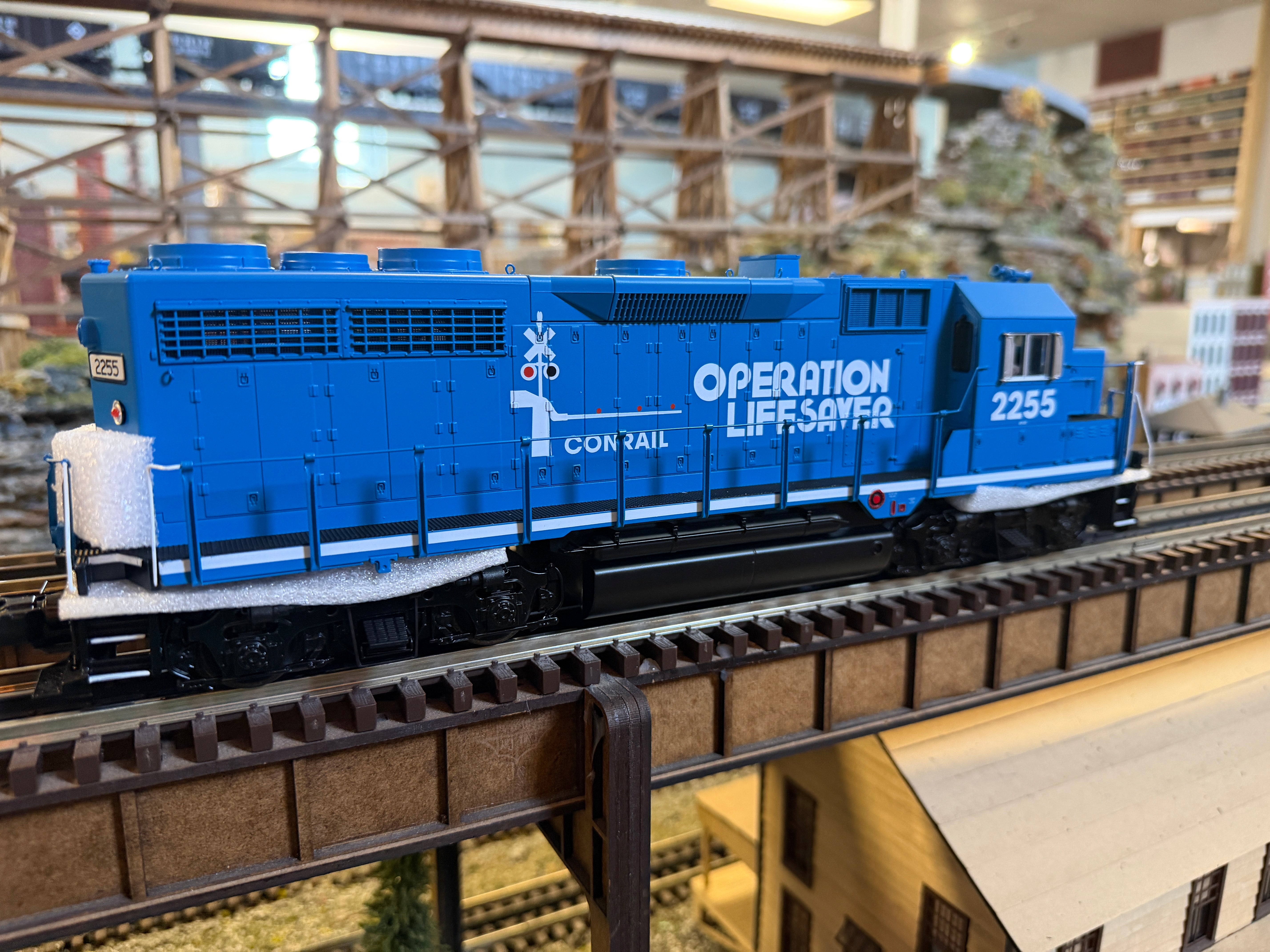 MTH 20-22072-1 - Premier - GP-35 Low Hood Diesel Engine "Conrail" #2255 w/ PS3