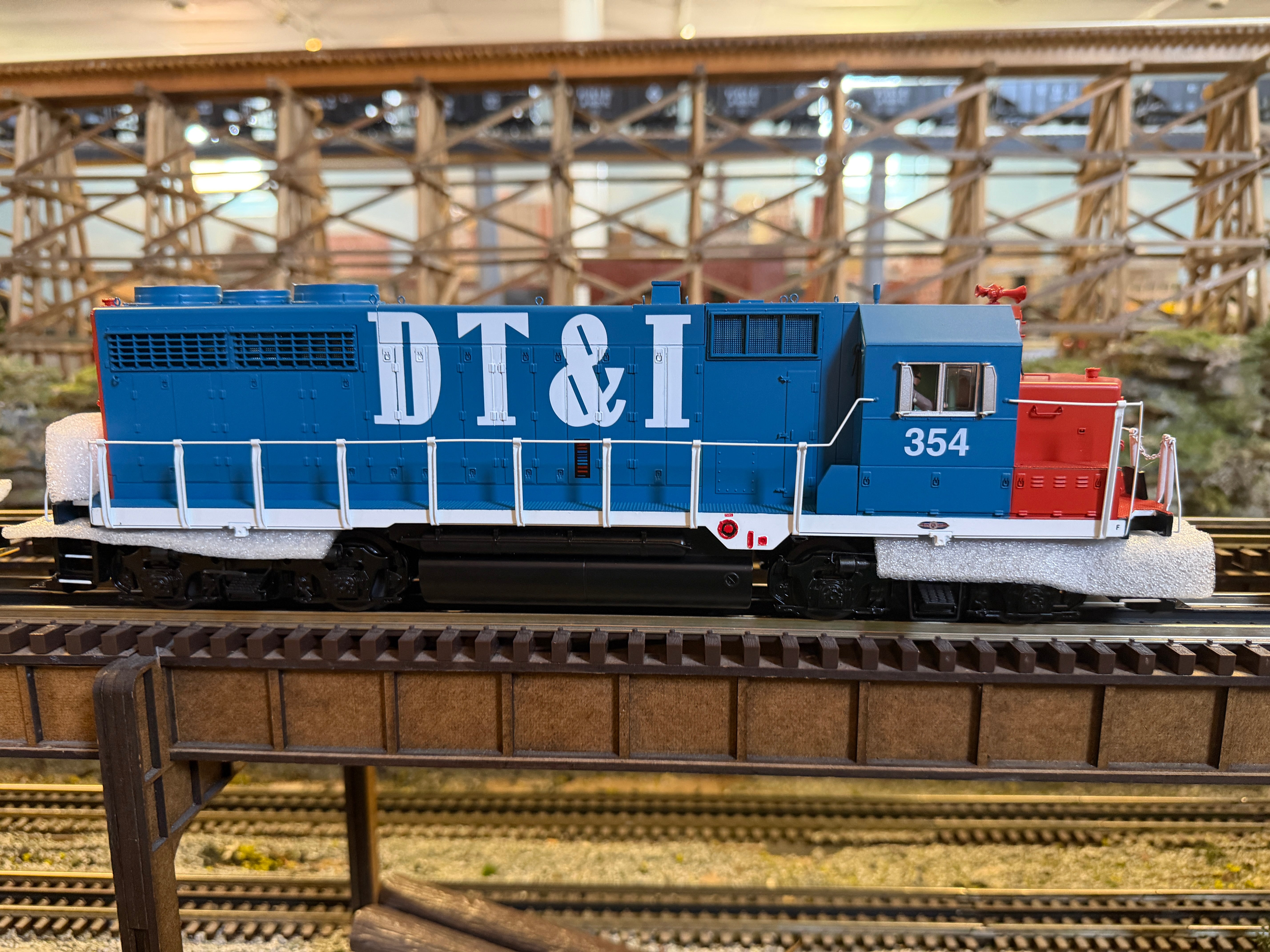 MTH 20-22074-1 - Premier - GP-35 Low Hood Diesel Engine "Detroit, Toledo & Ironton" #354 w/ PS3