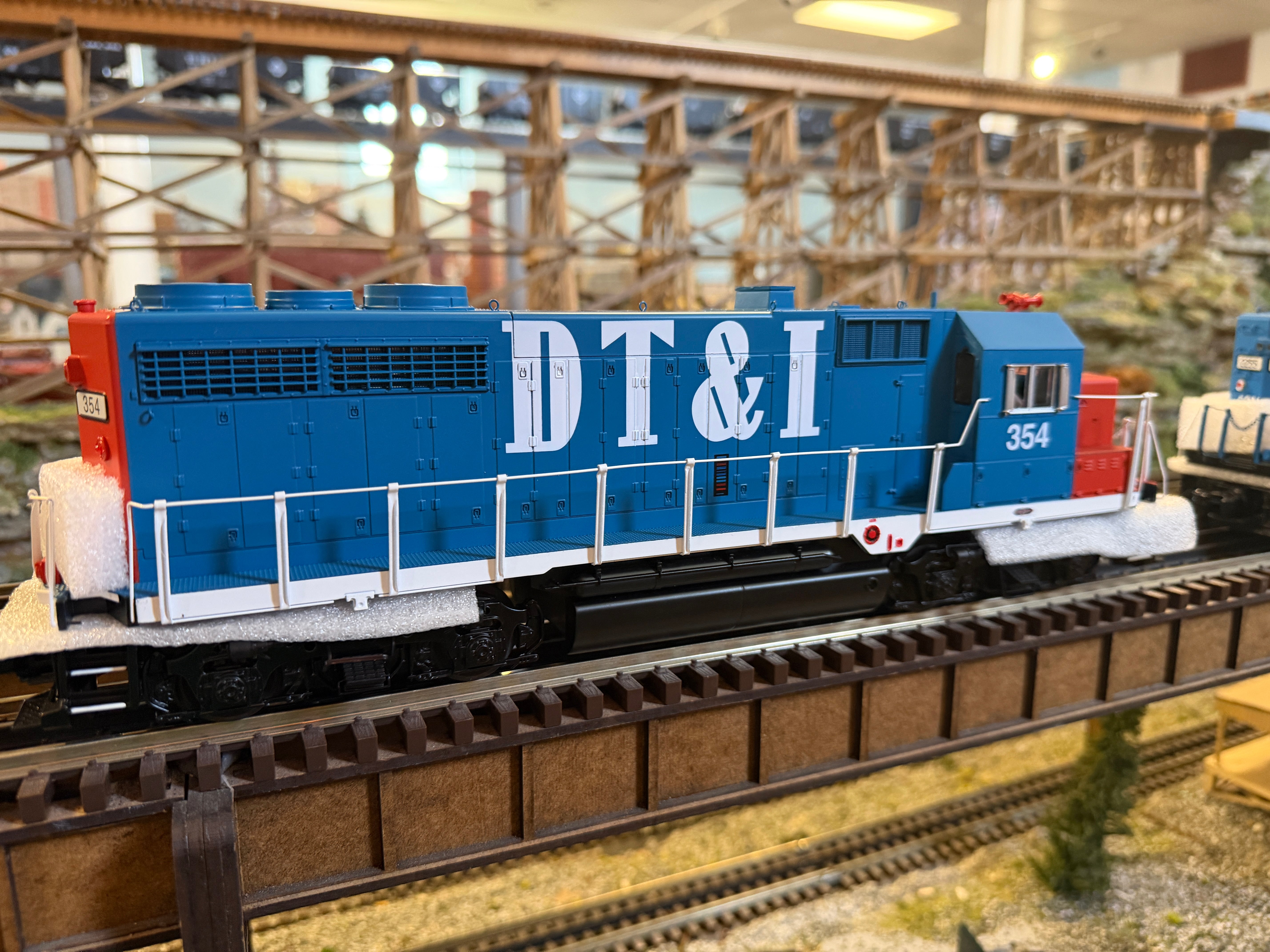 MTH 20-22074-1 - Premier - GP-35 Low Hood Diesel Engine "Detroit, Toledo & Ironton" #354 w/ PS3