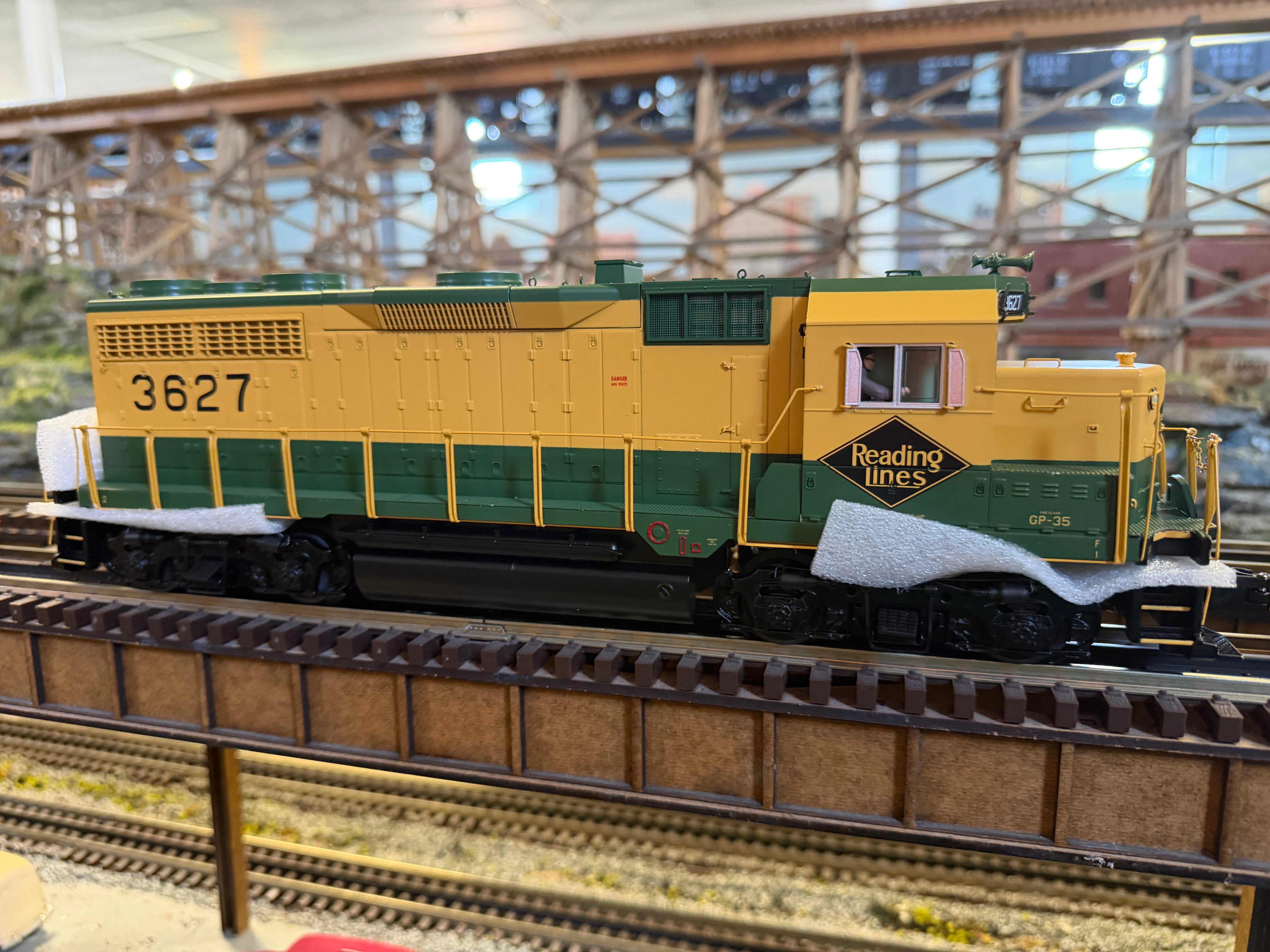 MTH 20-22079-1 - Premier - GP-35 Low Hood Diesel Engine "Reading" #3640 w/ PS3