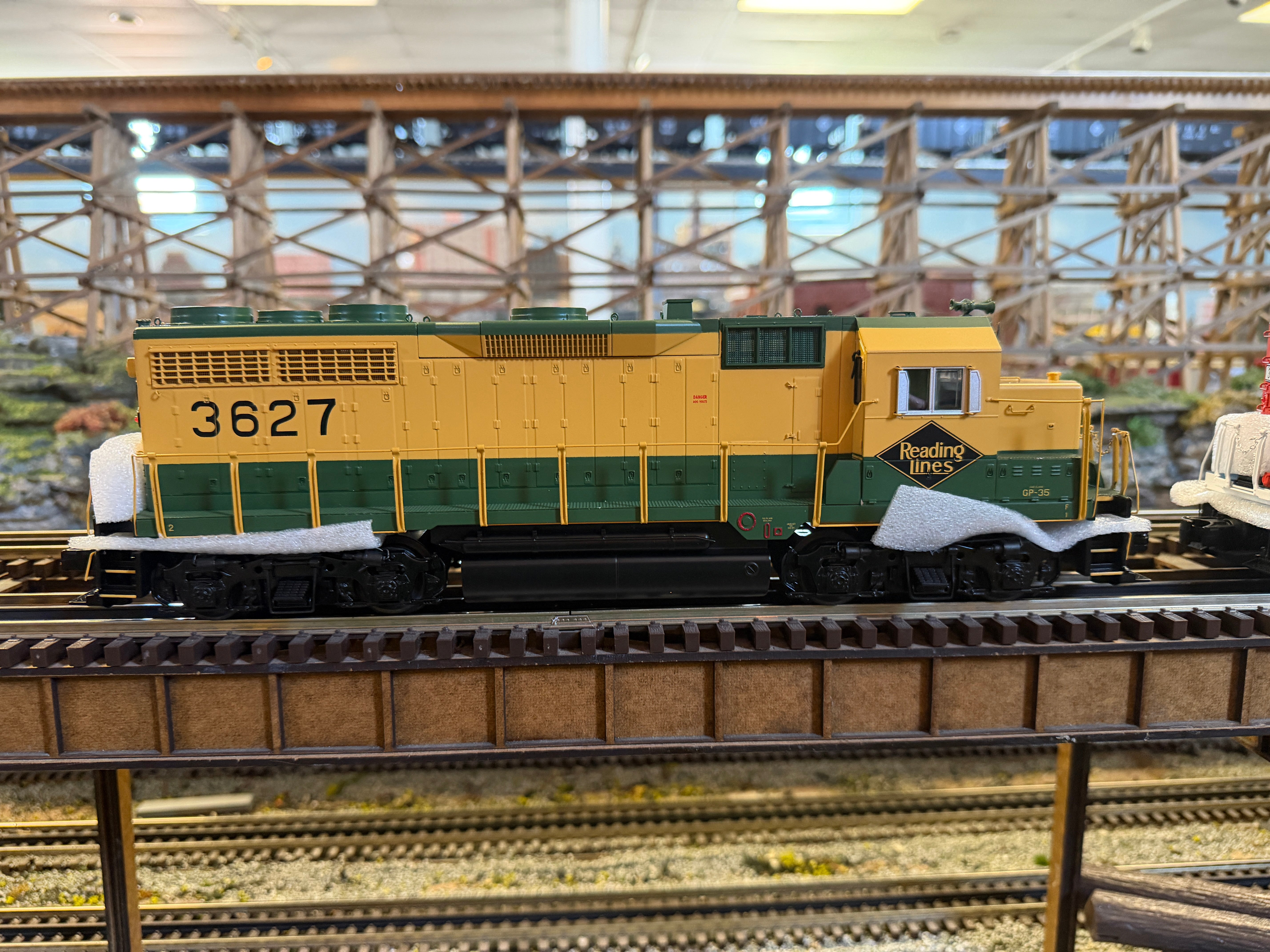 MTH 20-22079-1 - Premier - GP-35 Low Hood Diesel Engine "Reading" #3640 w/ PS3
