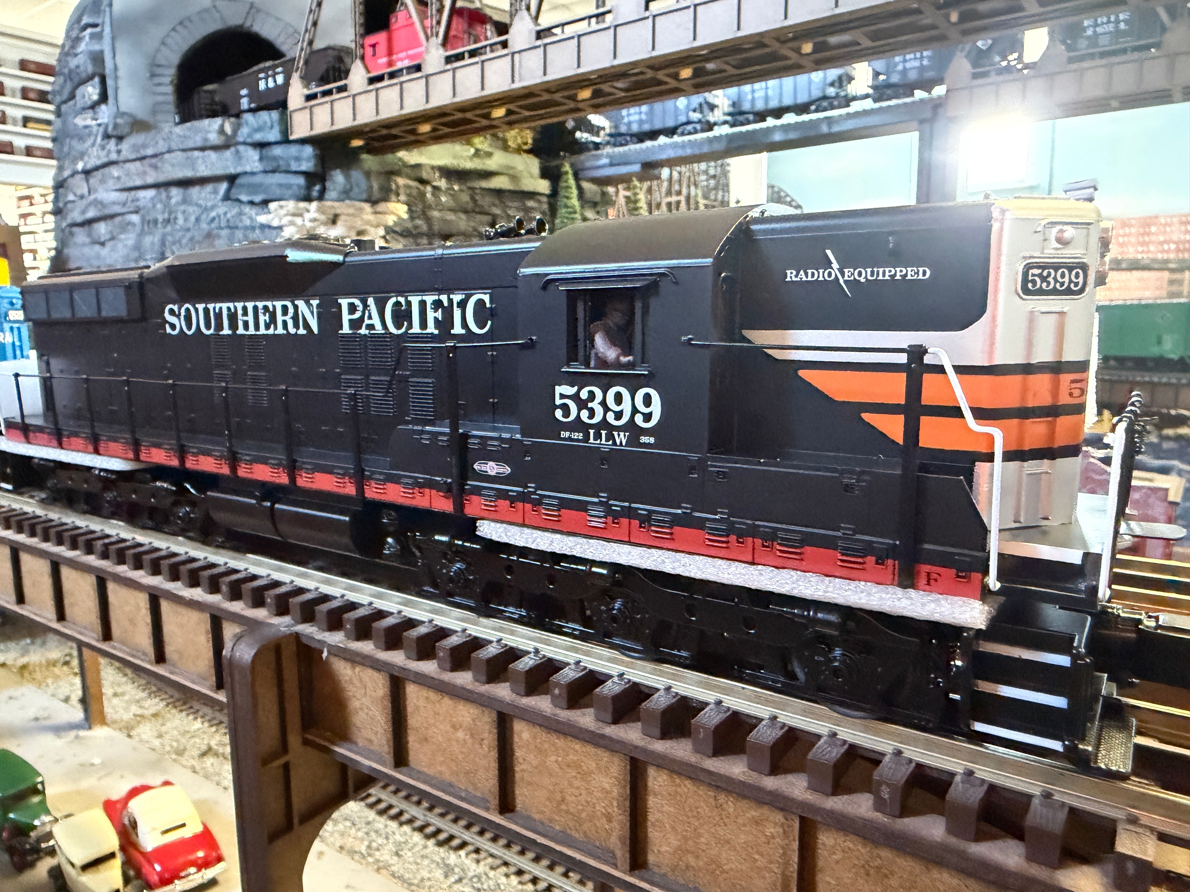 MTH 30-21352-1 - RailKing - SD-9 Diesel Engine  "Southern Pacific" #5472 w/ PS3
