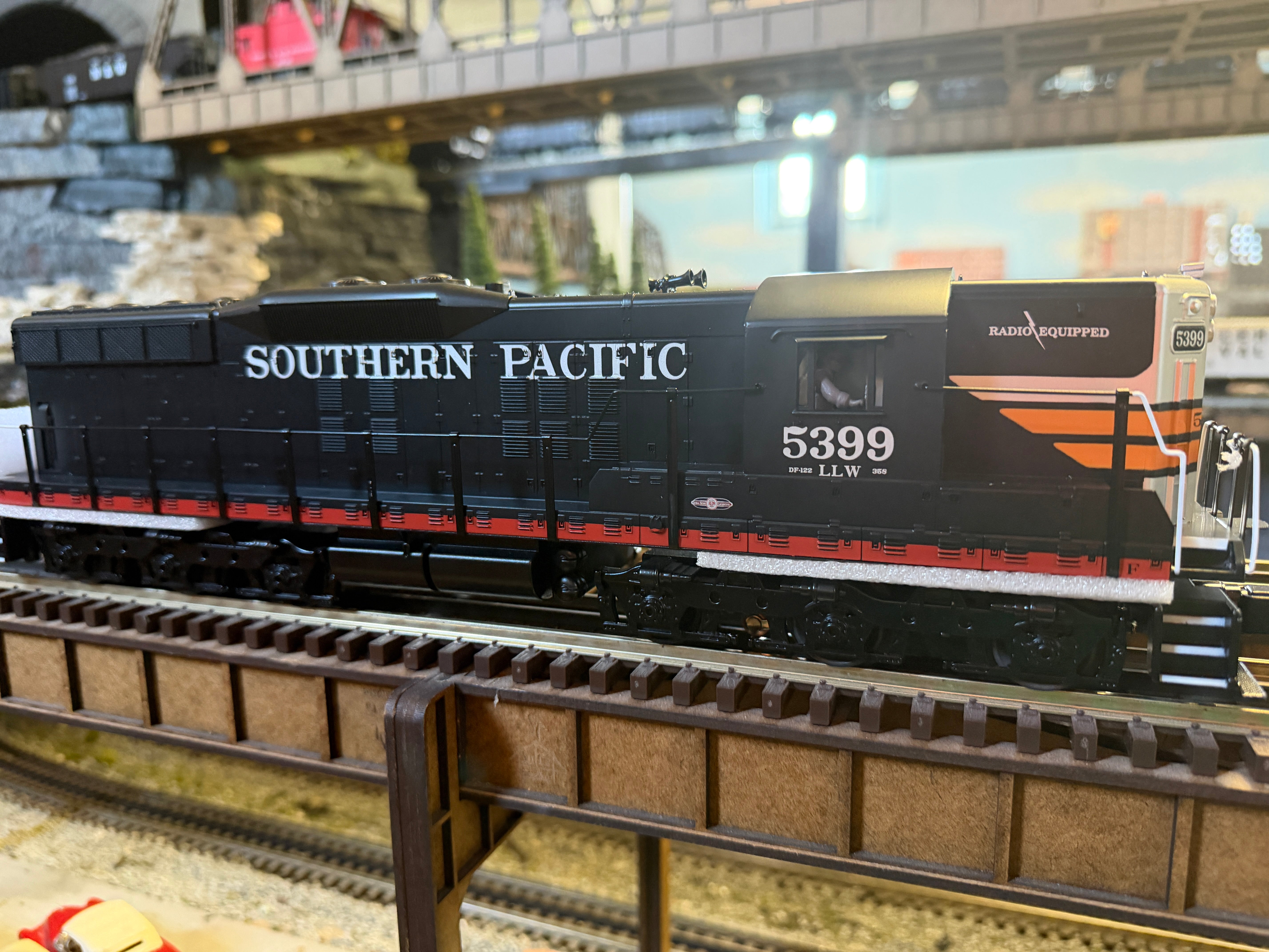 MTH 30-21351-1 - RailKing - SD9 Diesel Engine  "Southern Pacific" #5399 w/ PS3