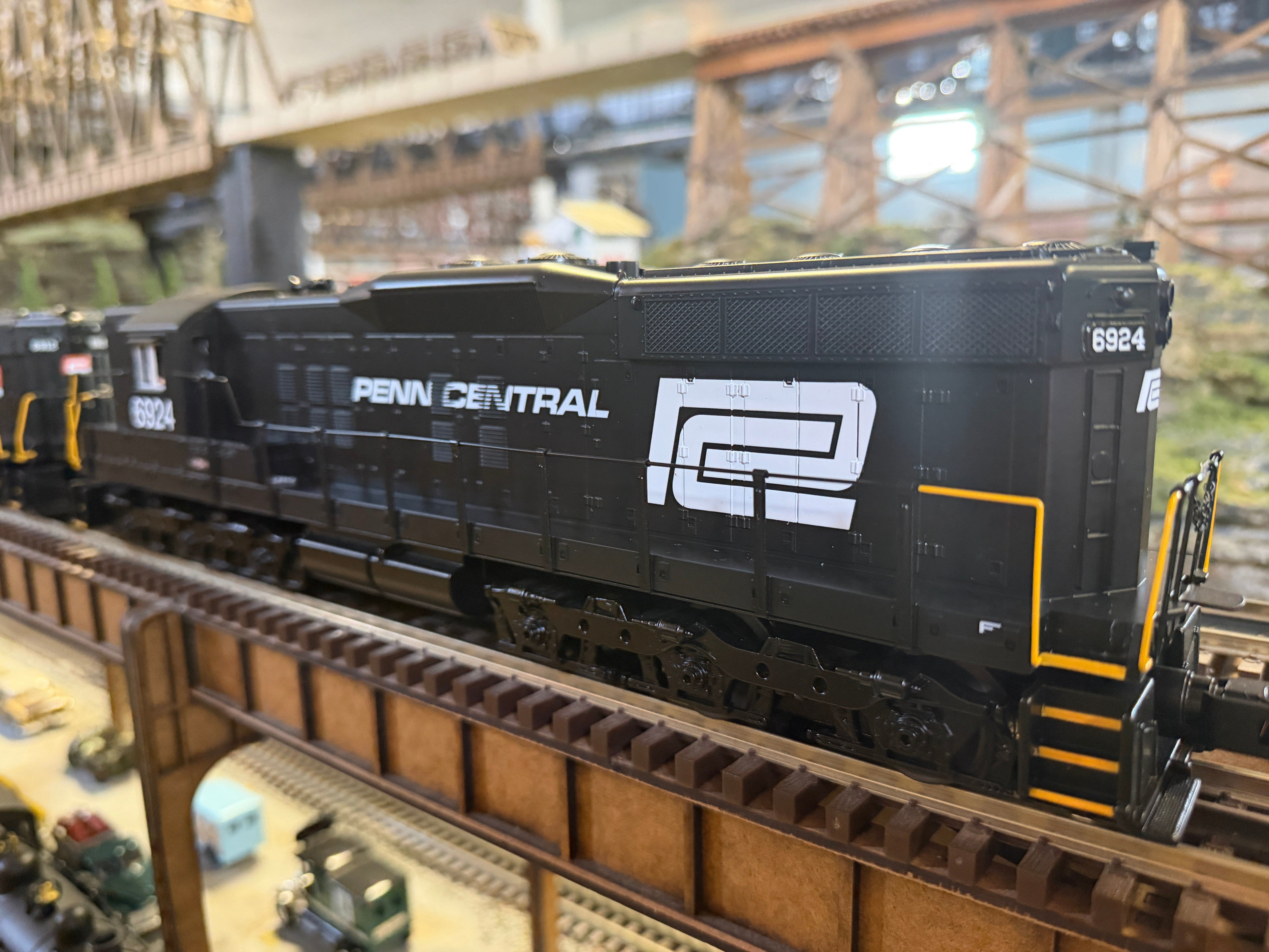 MTH 30-21367-1 - RailKing - SD-9 Diesel Engine "Penn Central" w/ PS3 #6924 - Custom run for MrMuffin'sTrains