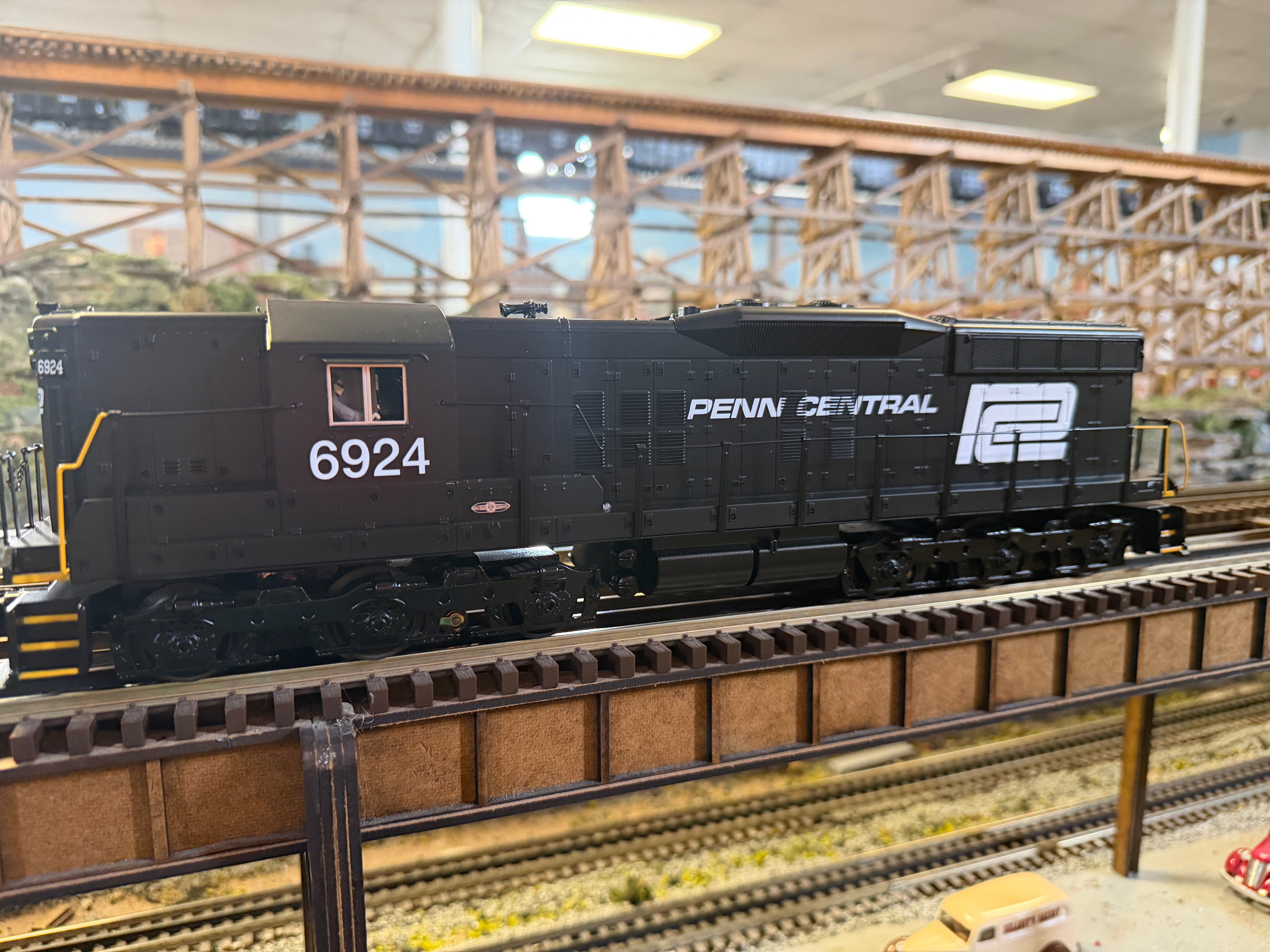 MTH 30-21367-1 - RailKing - SD9 Diesel Engine "Penn Central" w/ PS3 #6924 - Custom run for MrMuffin'sTrains