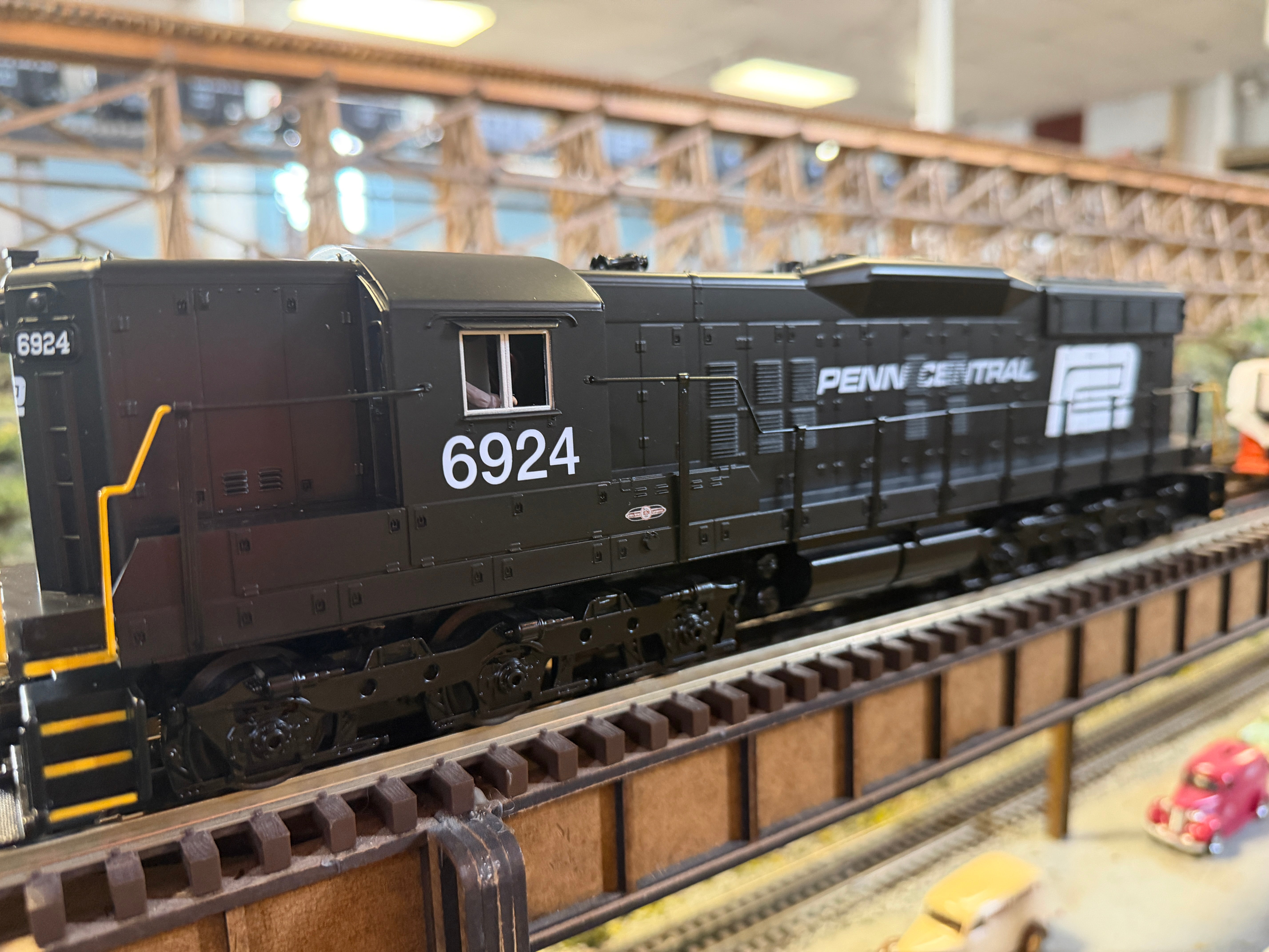 MTH 30-21367-1 - RailKing - SD9 Diesel Engine "Penn Central" w/ PS3 #6924 - Custom run for MrMuffin'sTrains