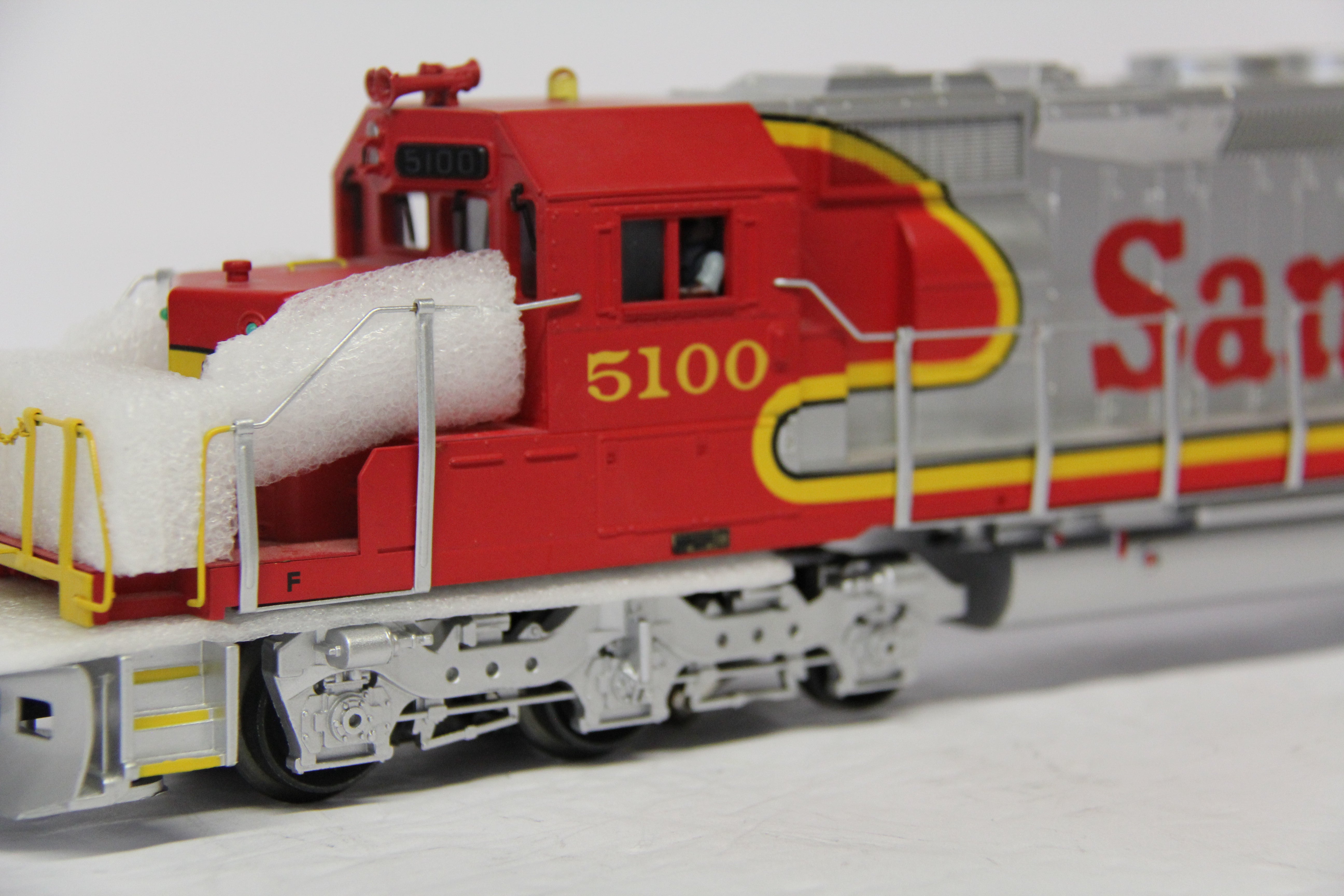 MTH 20-2366-1 & 20-2366-3 Santa Fe SD40-2 Diesel Engine Pwd & Non Powered Set-Second hand-M6621