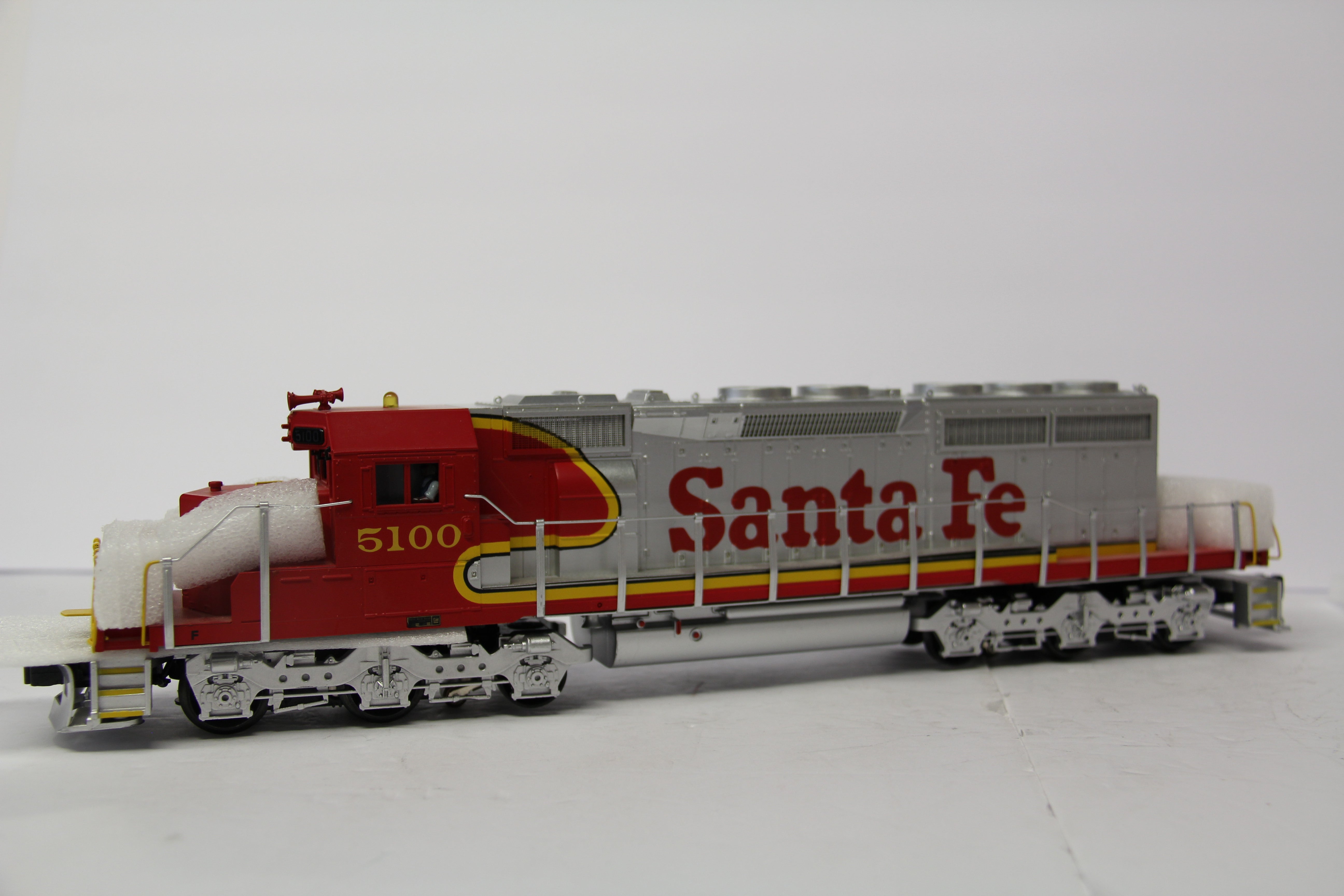 MTH 20-2366-1 & 20-2366-3 Santa Fe SD40-2 Diesel Engine Pwd & Non Powered Set-Second hand-M6621