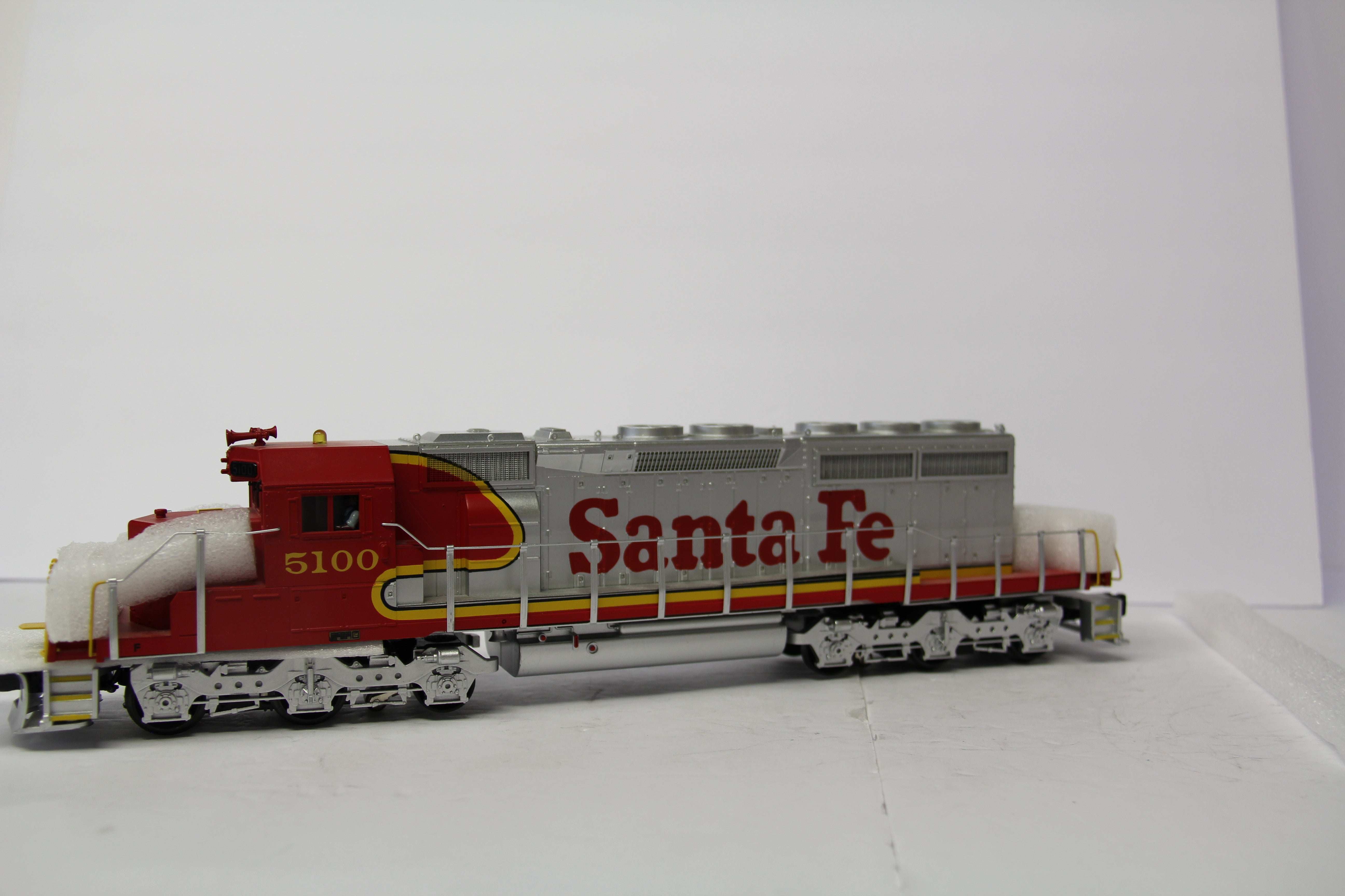 MTH 20-2366-1 & 20-2366-3 Santa Fe SD40-2 Diesel Engine Pwd & Non Powered Set-Second hand-M6621