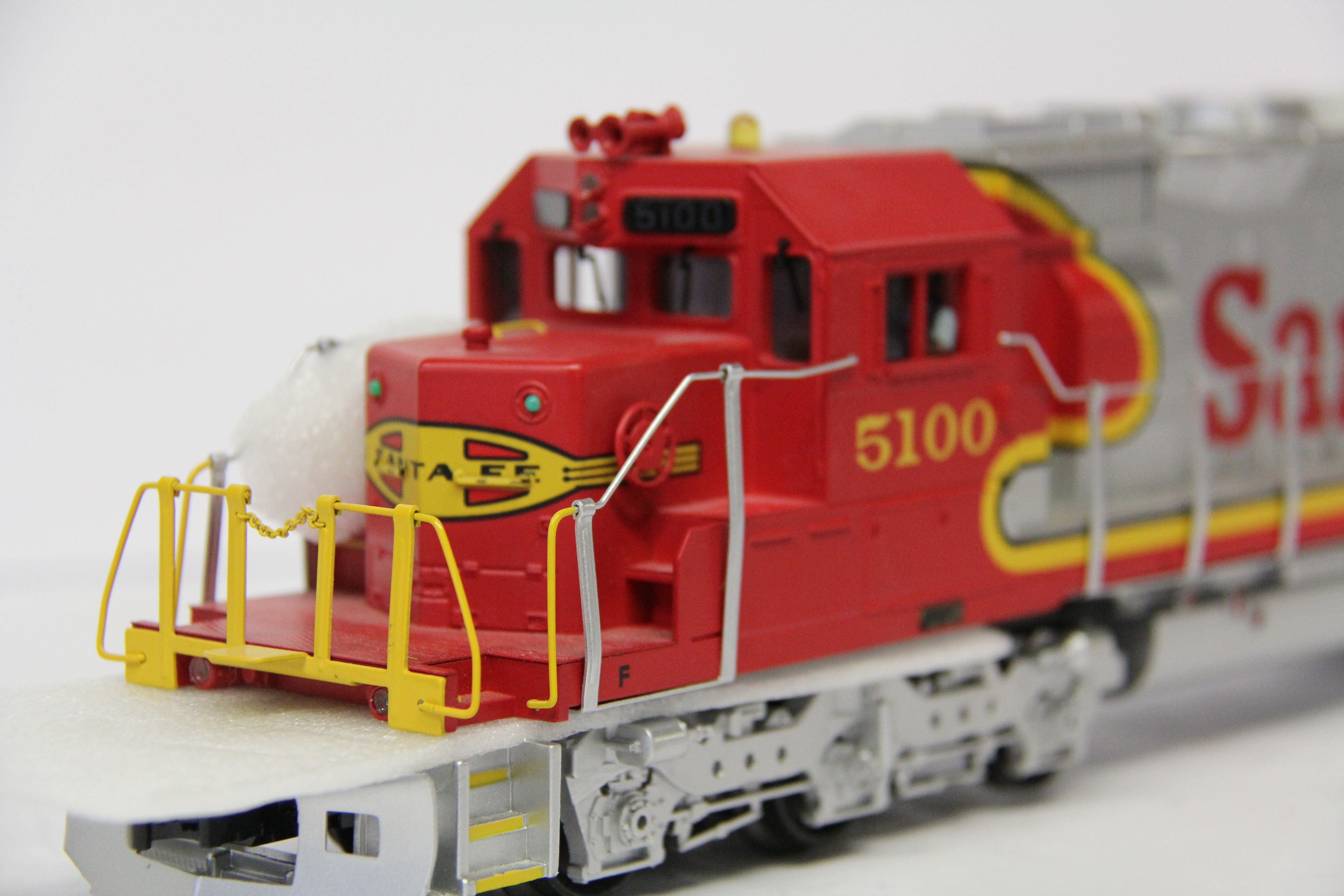 MTH 20-2366-1 & 20-2366-3 Santa Fe SD40-2 Diesel Engine Pwd & Non Powered Set-Second hand-M6621