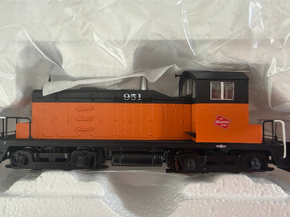 Walthers HO 910-19244 - Mainline - EMD SW1 Diesel Locomotive "Milwaukee Road" #951 (w/DCC/Sound)