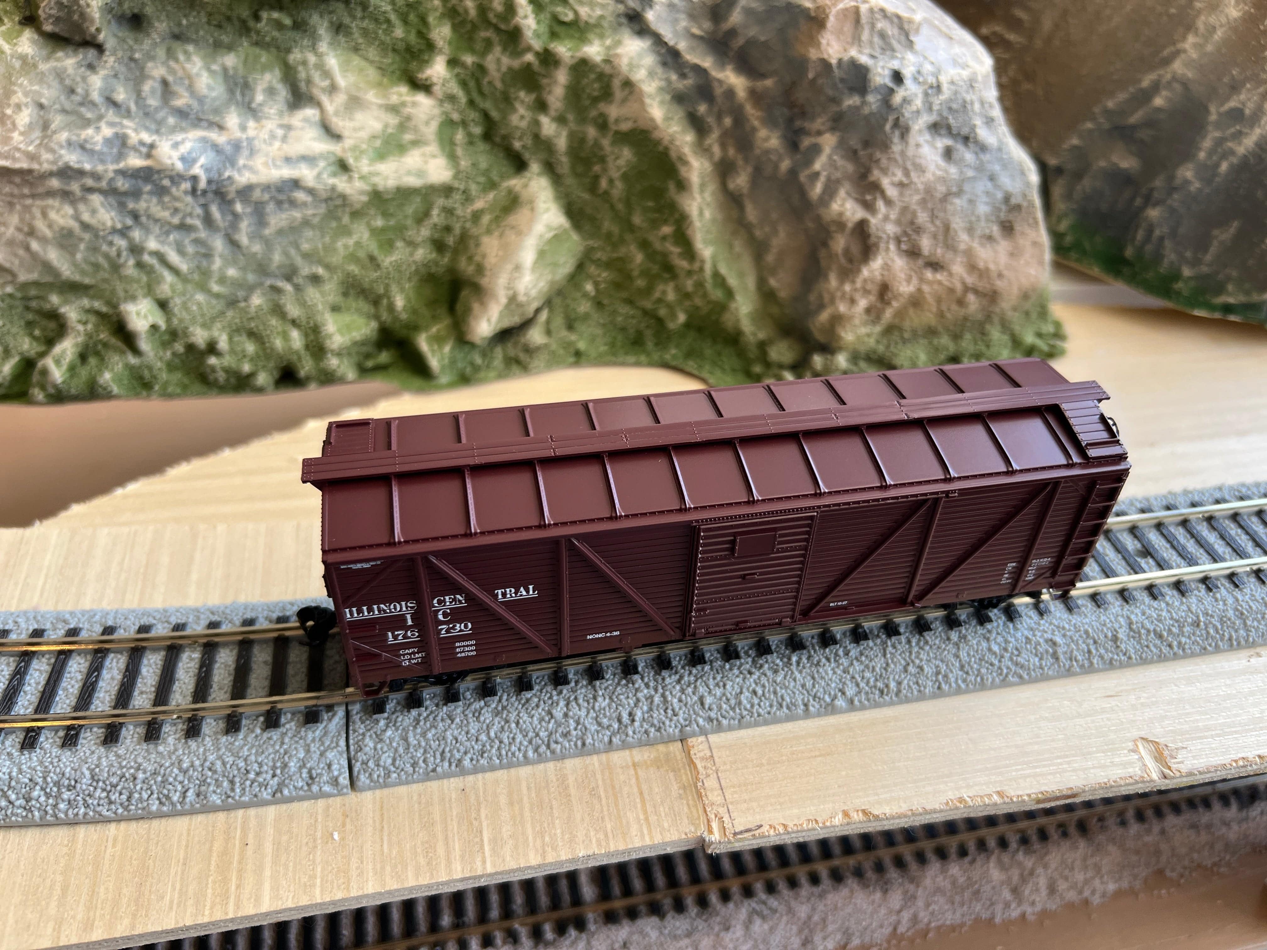 Walthers HO 910-40364 - Mainline - 40' ARA Single Sheathed Boxcar w/Dreadnaught Ends "Illinois Central" #176744