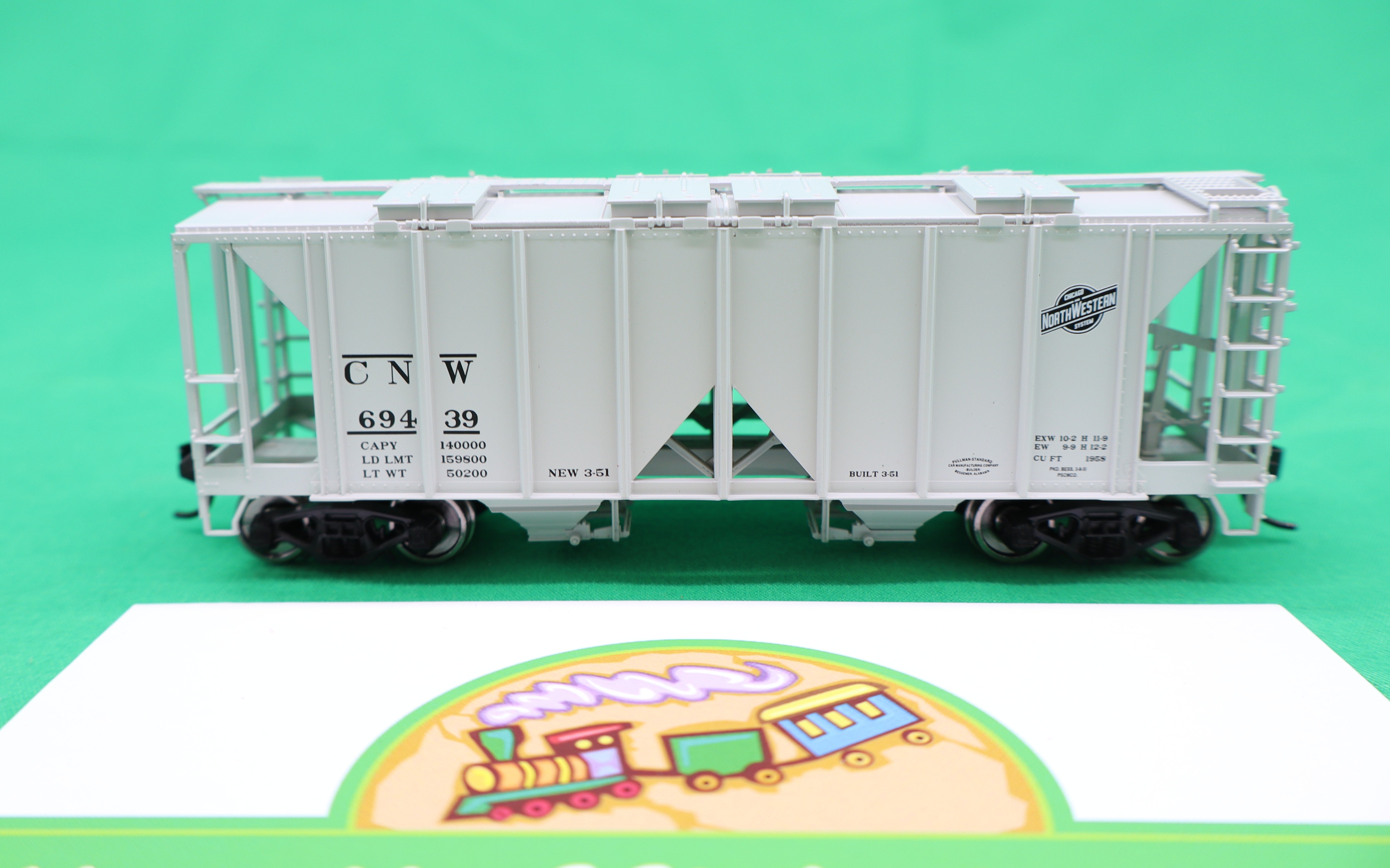 Walthers HO 910-49708 - Mainline - ACF 1958 Cu Ft Covered Hopper Car "Chicago & North Western" #69439