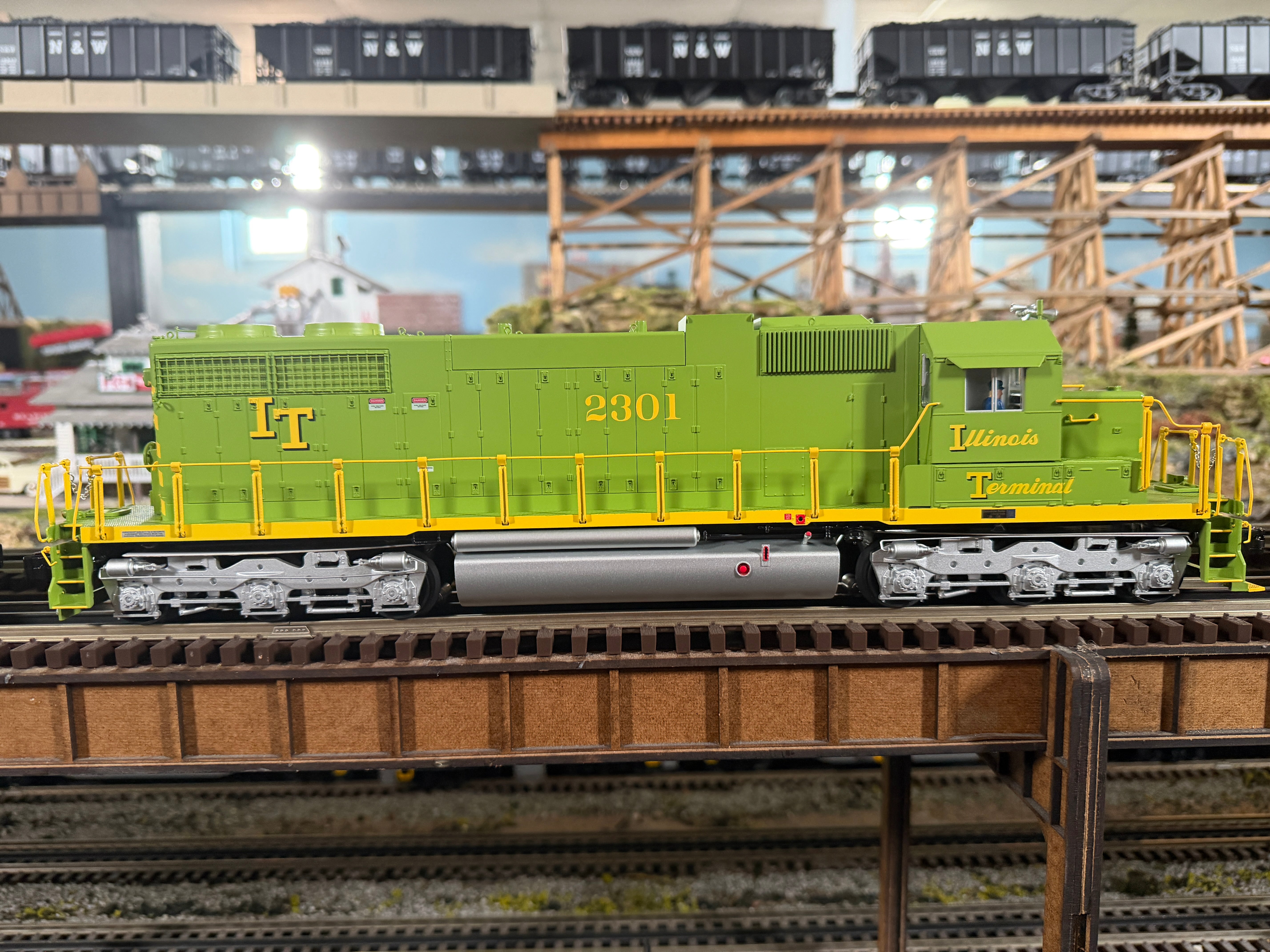 Lionel 2633700 - Legacy - SD-38 Diesel Locomotive "Illinois Terminal" #2301 - Custom Run for MrMuffin'sTrains