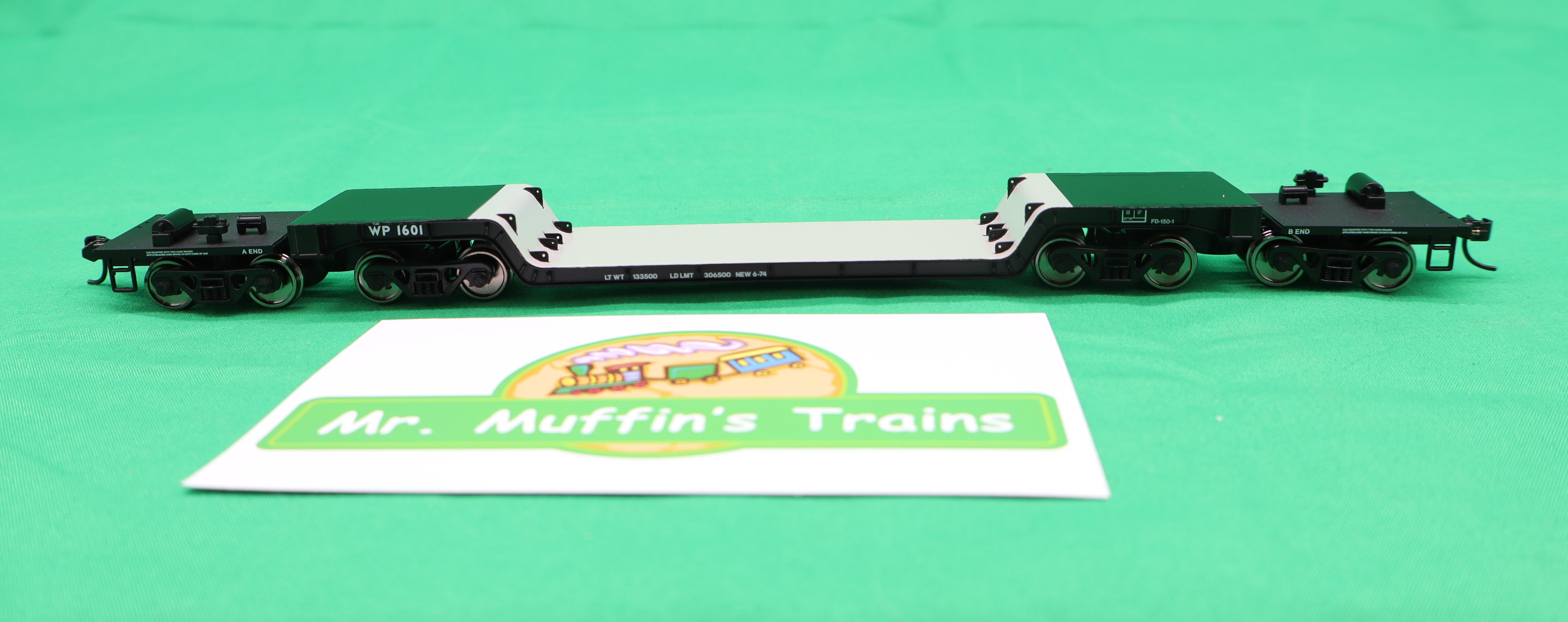 Walthers HO 910-50244 - Mainline - 81' 8-Axle Depressed Center Flatcar "Western Pacific" #1601