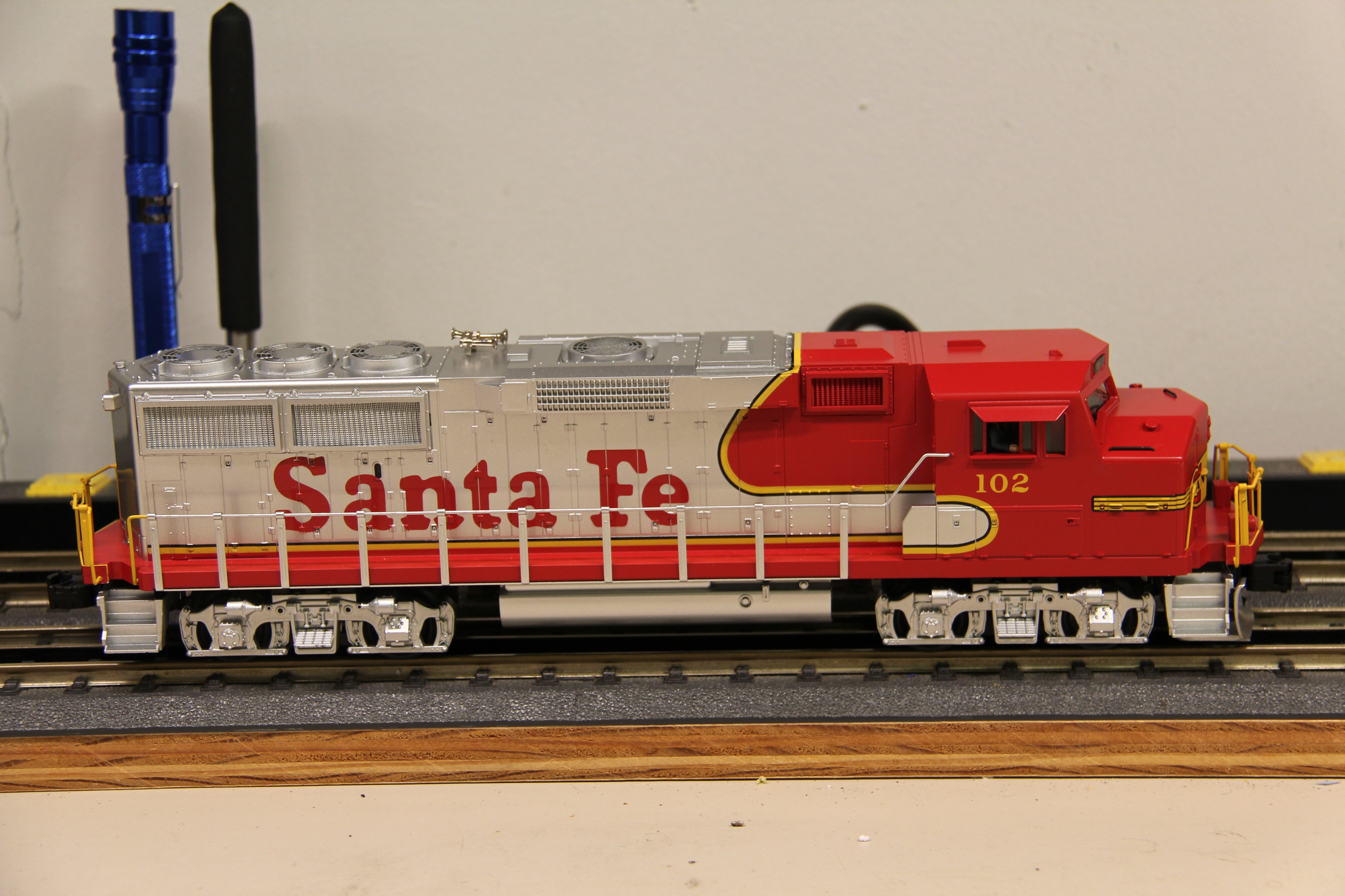 MTH 20-2180-1 Santa Fe Cab #102 GP-60M Diesel Engine-Second hand-M5951