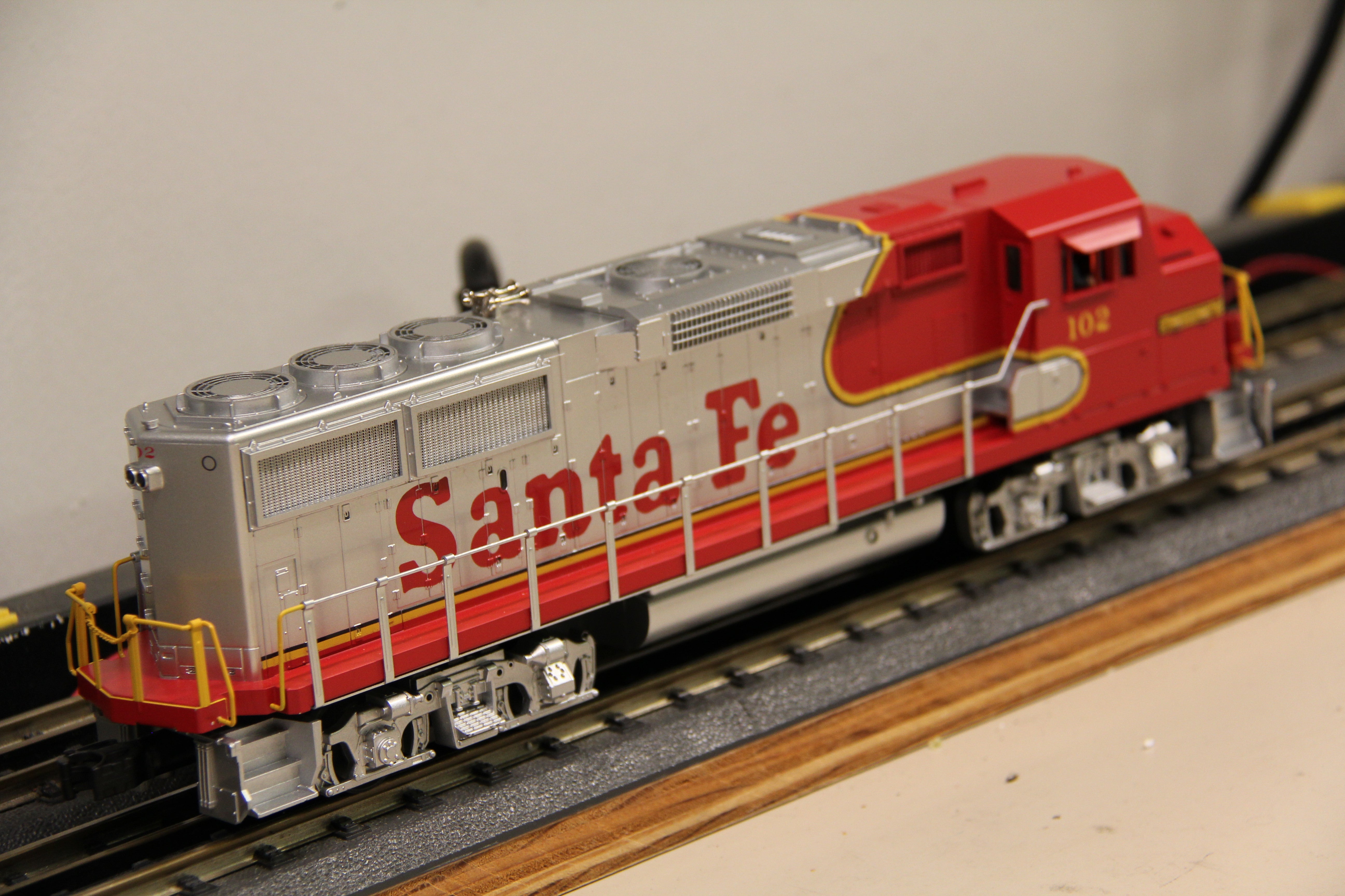 MTH 20-2180-1 Santa Fe Cab #102 GP-60M Diesel Engine-Second hand-M5951