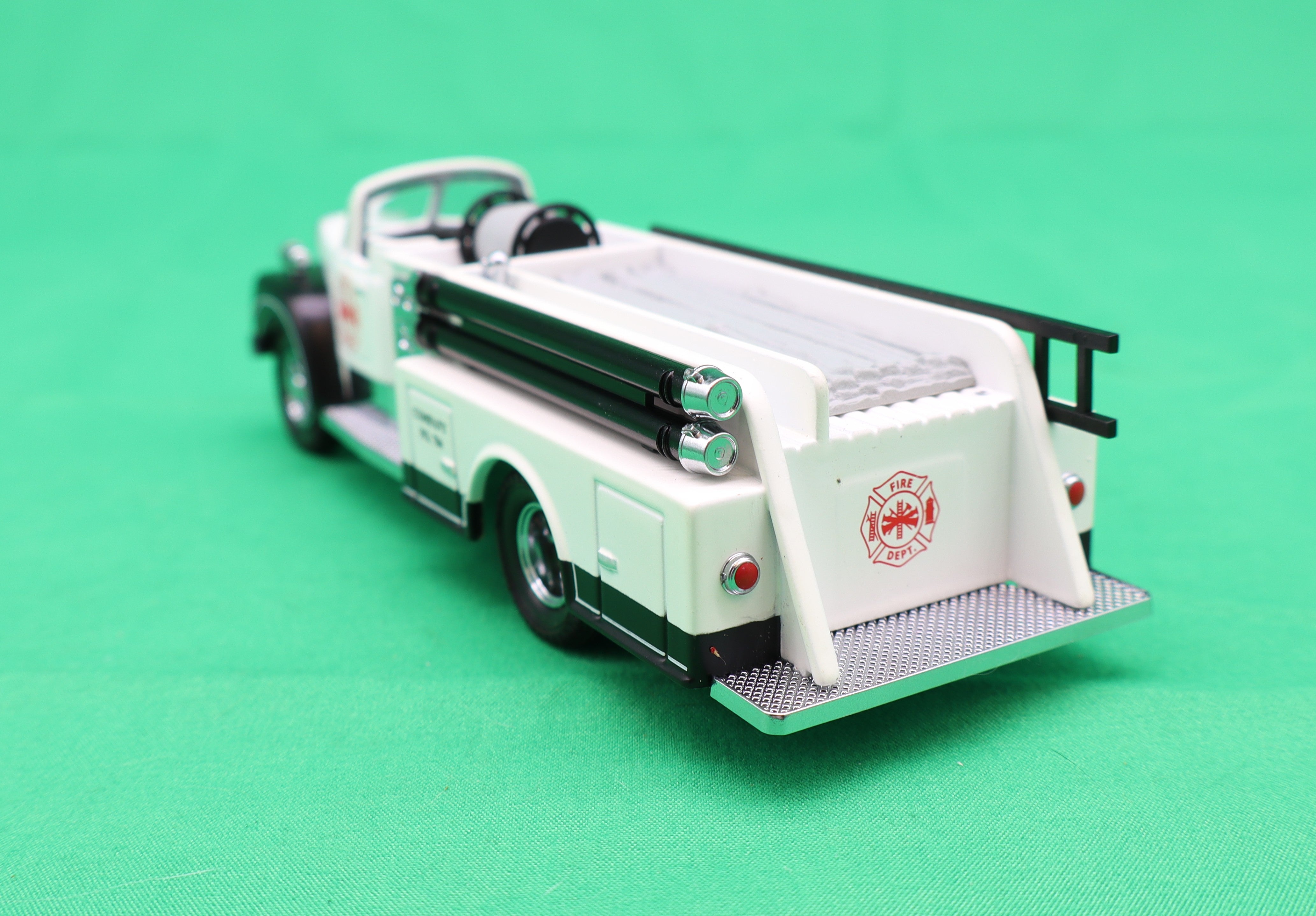 Lionel 2230080 - Fire Truck (White) - MrMuffin'sTrains