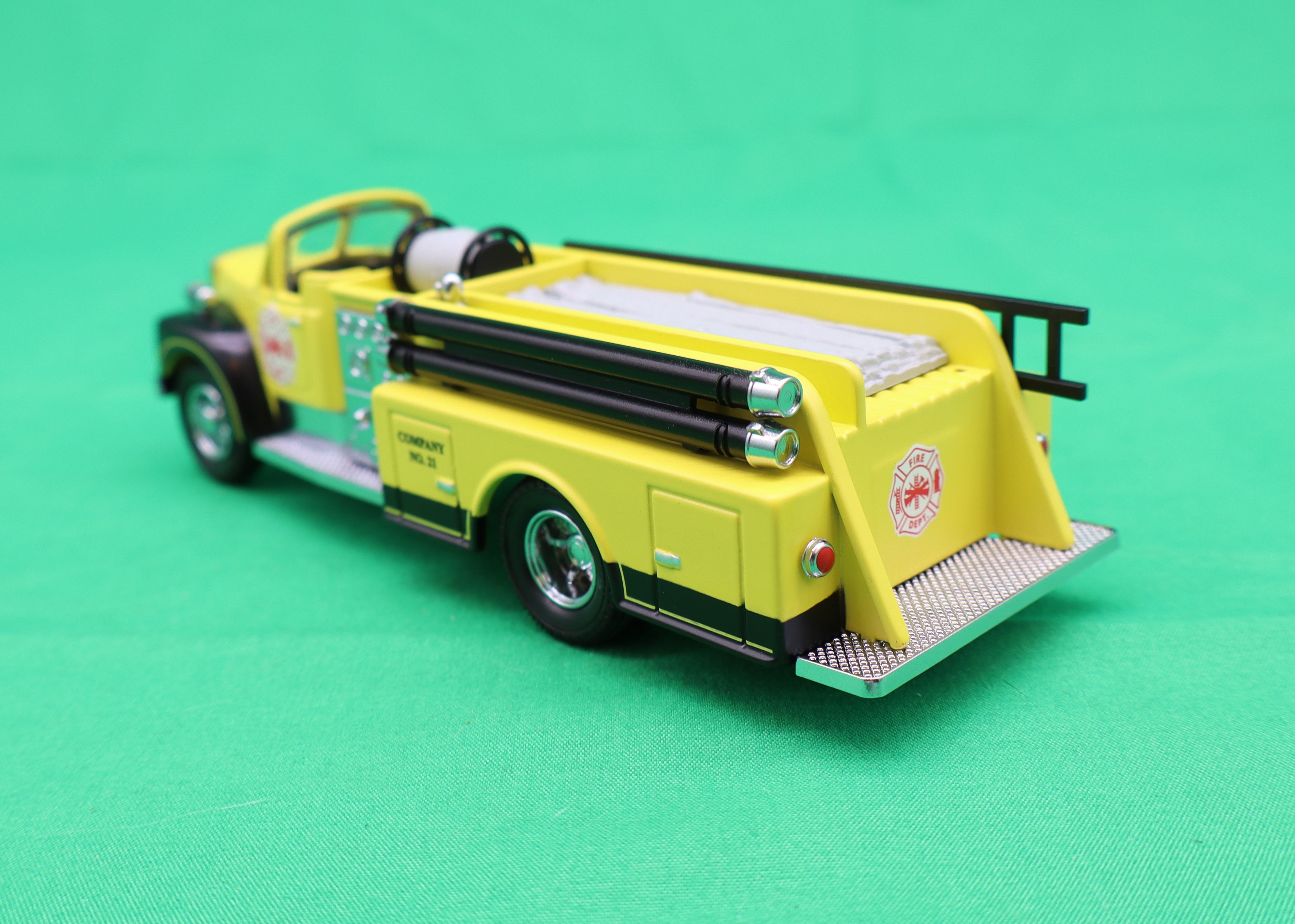 Lionel 2230070 - Fire Truck (Yellow) - MrMuffin'sTrains