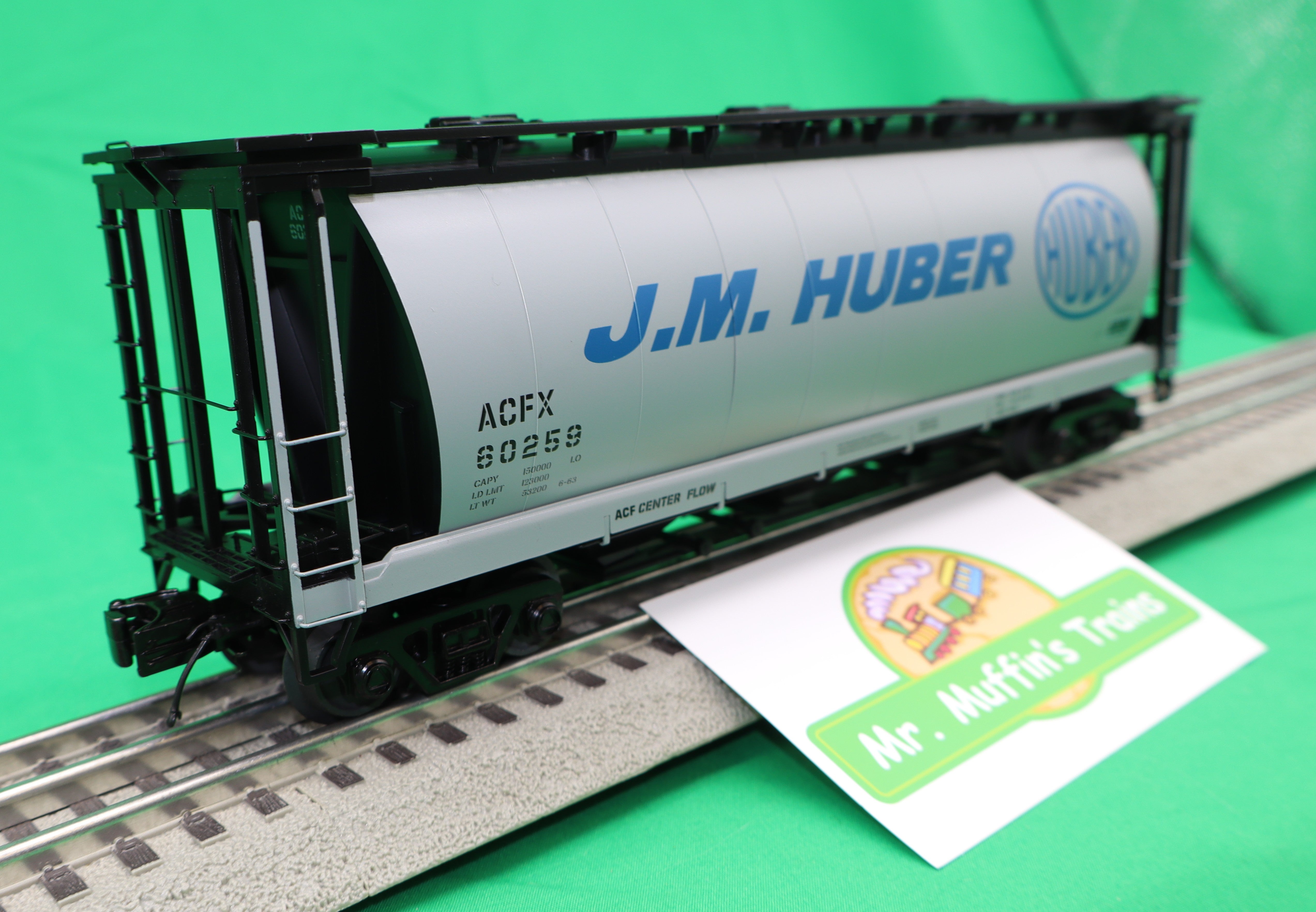 MTH 20-96873 - Premier - 3-Bay Cylindrical Hopper Car "J. M. Huber"