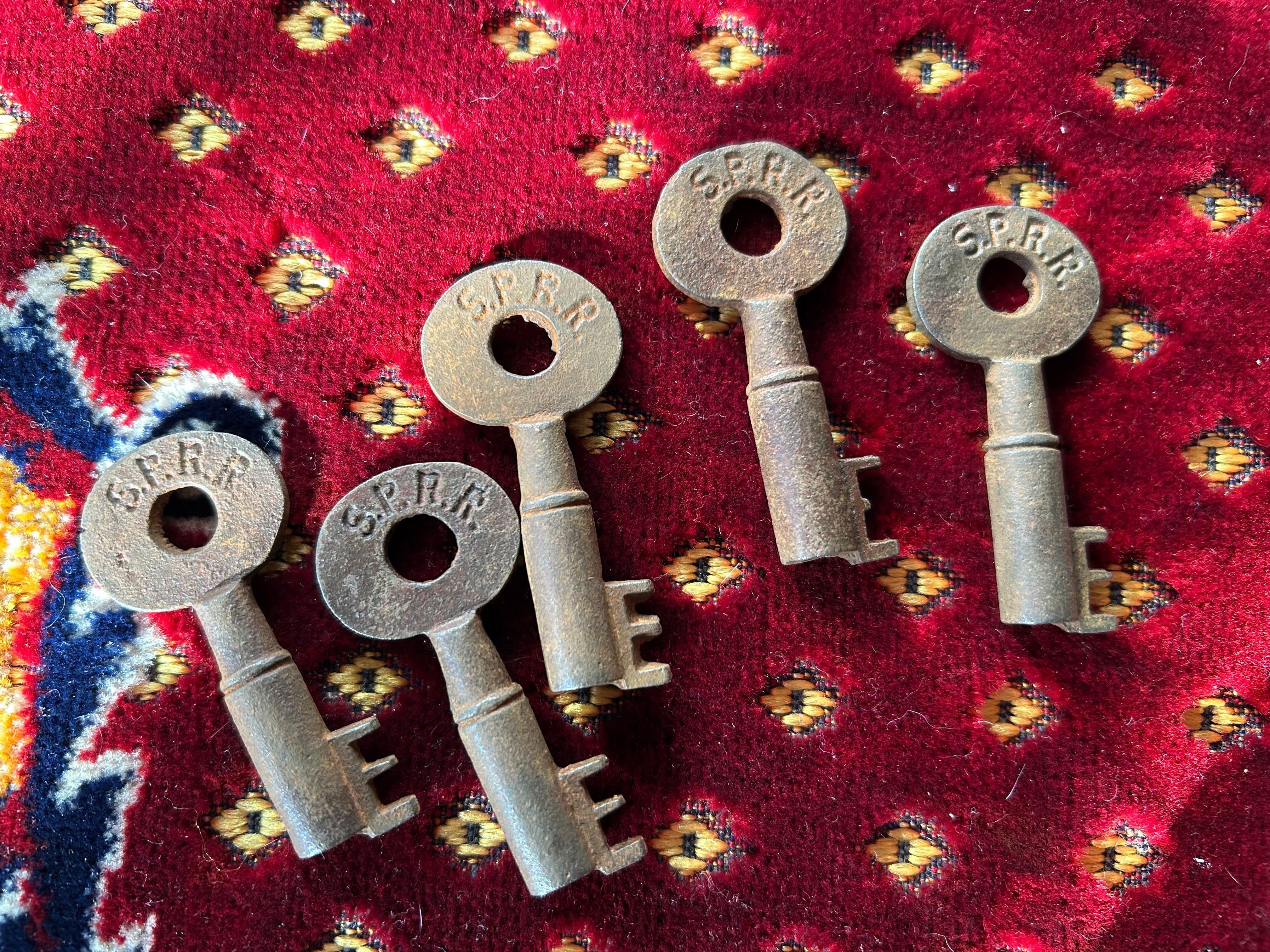 Southern Pacific Railroad Cast Iron Railroad Keys-Set of 5-Second hand-M6921