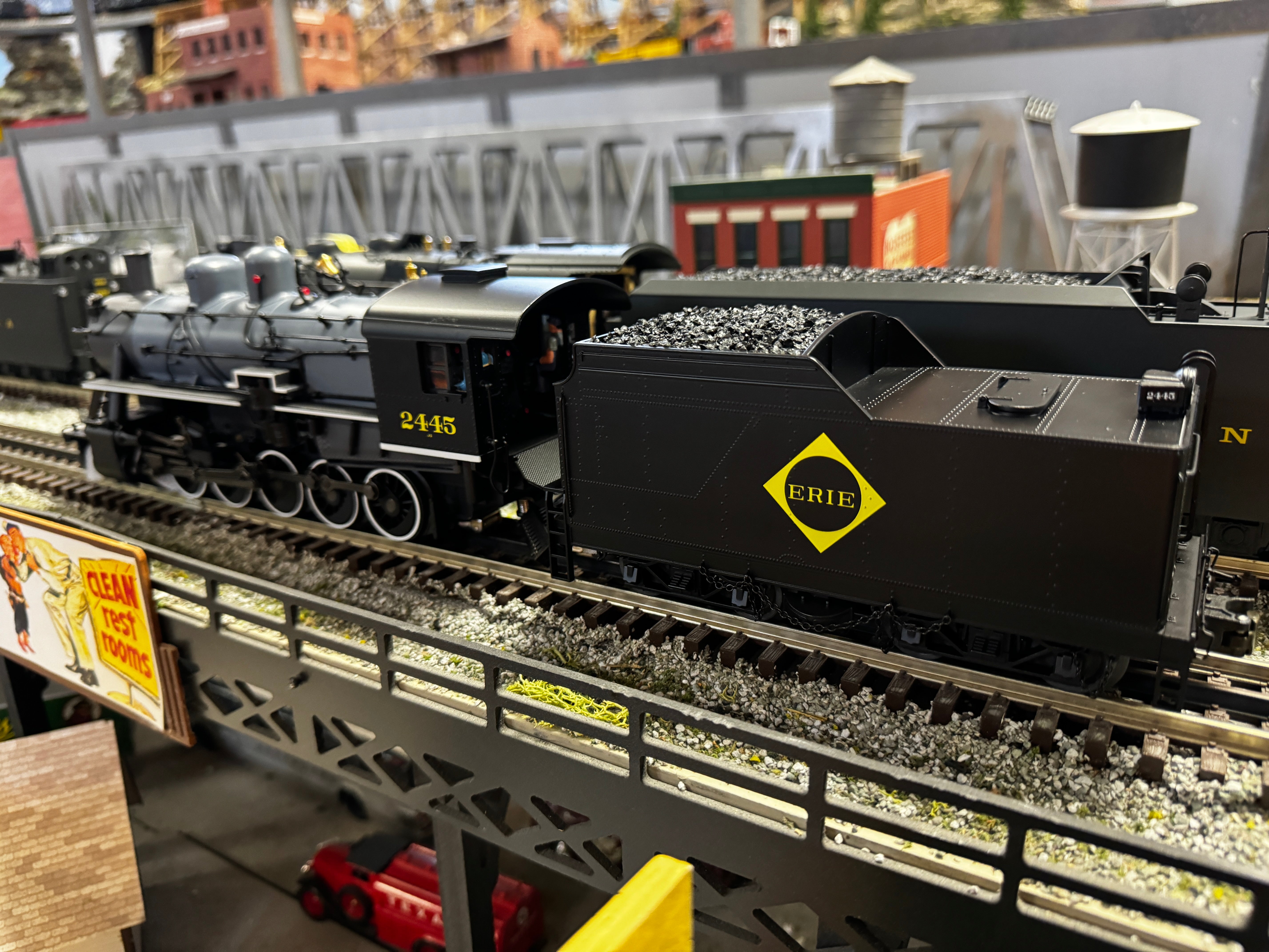 Lionel 2331300 - Legacy Russian Decapod Steam Locomotive "Erie" #2445