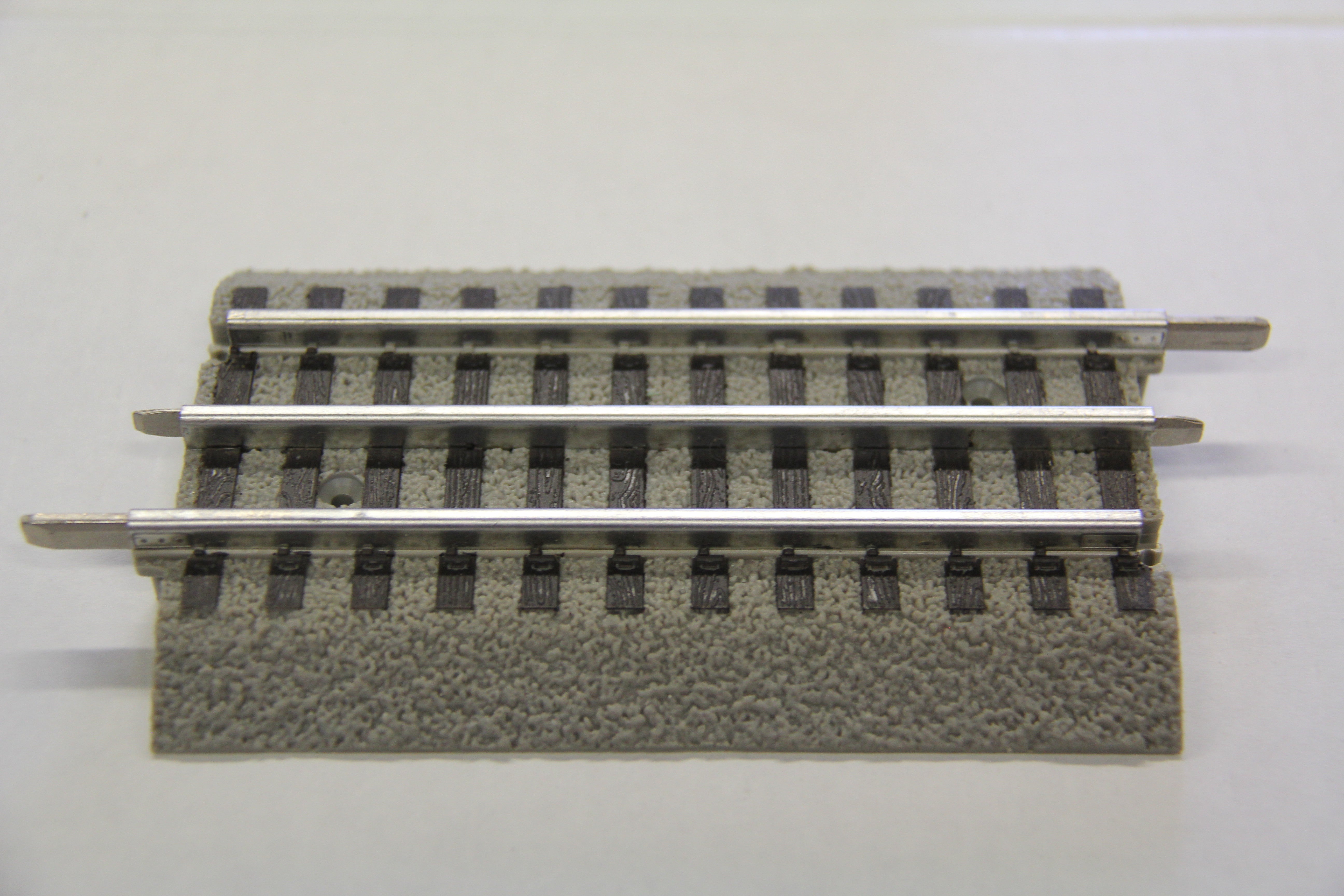Lionel FasTrack 5 in. Insulator Set of 16-Second hand-M6830