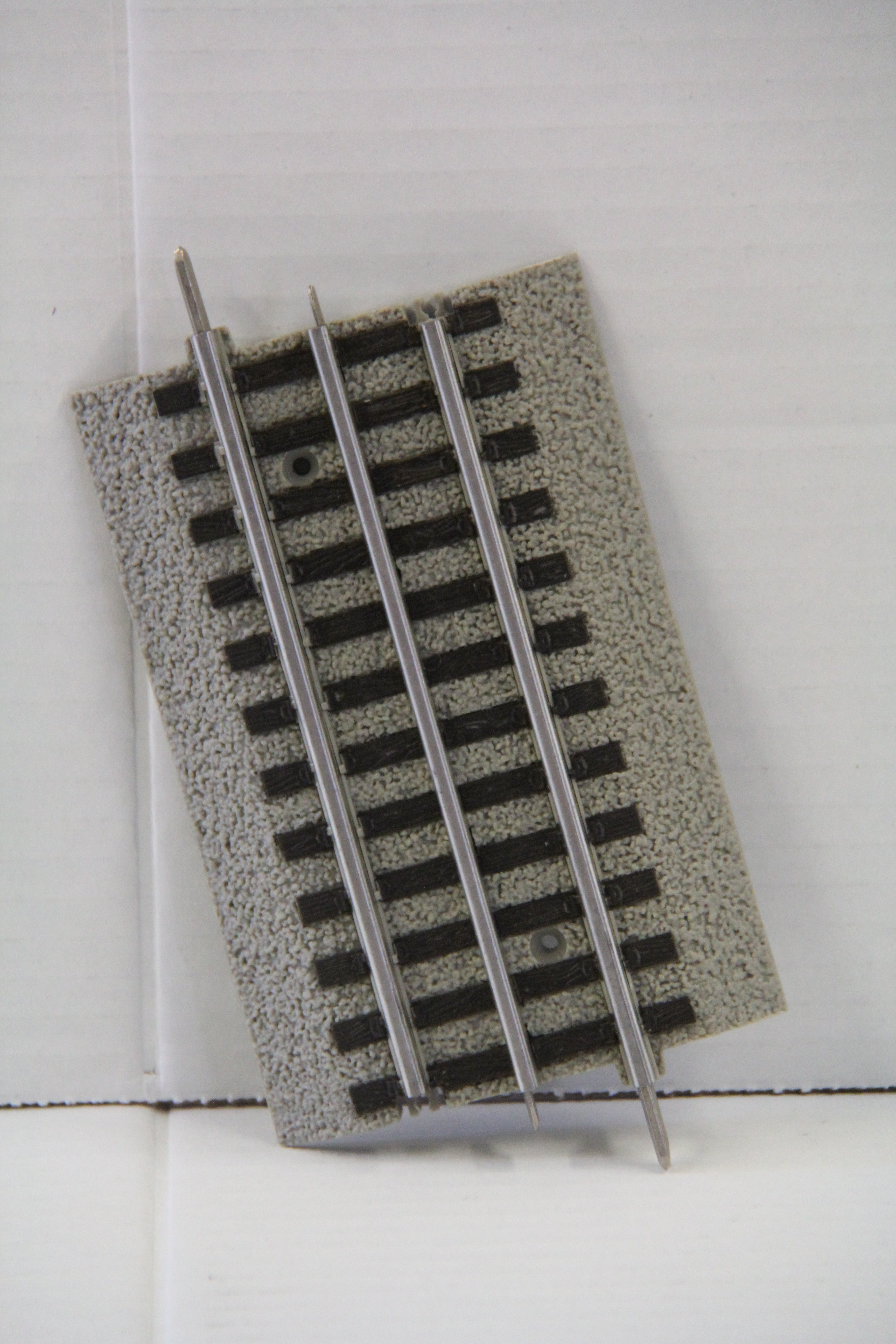 Lionel FasTrack 5 in. Insulator Set of 16-Second hand-M6830
