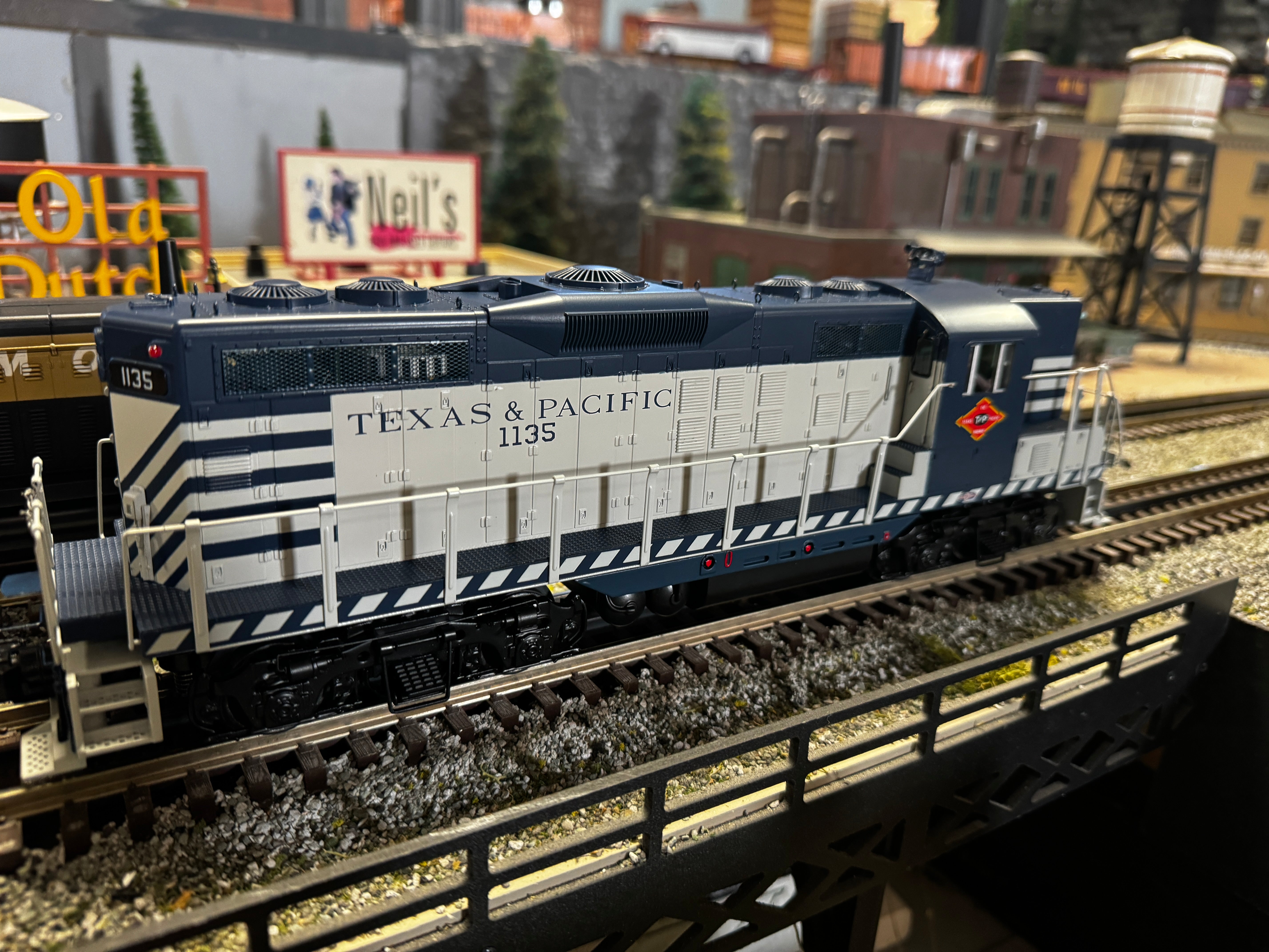MTH 20-21750-1 - GP-9 Diesel Engine "Texas & Pacific" #1132 w/ PS3