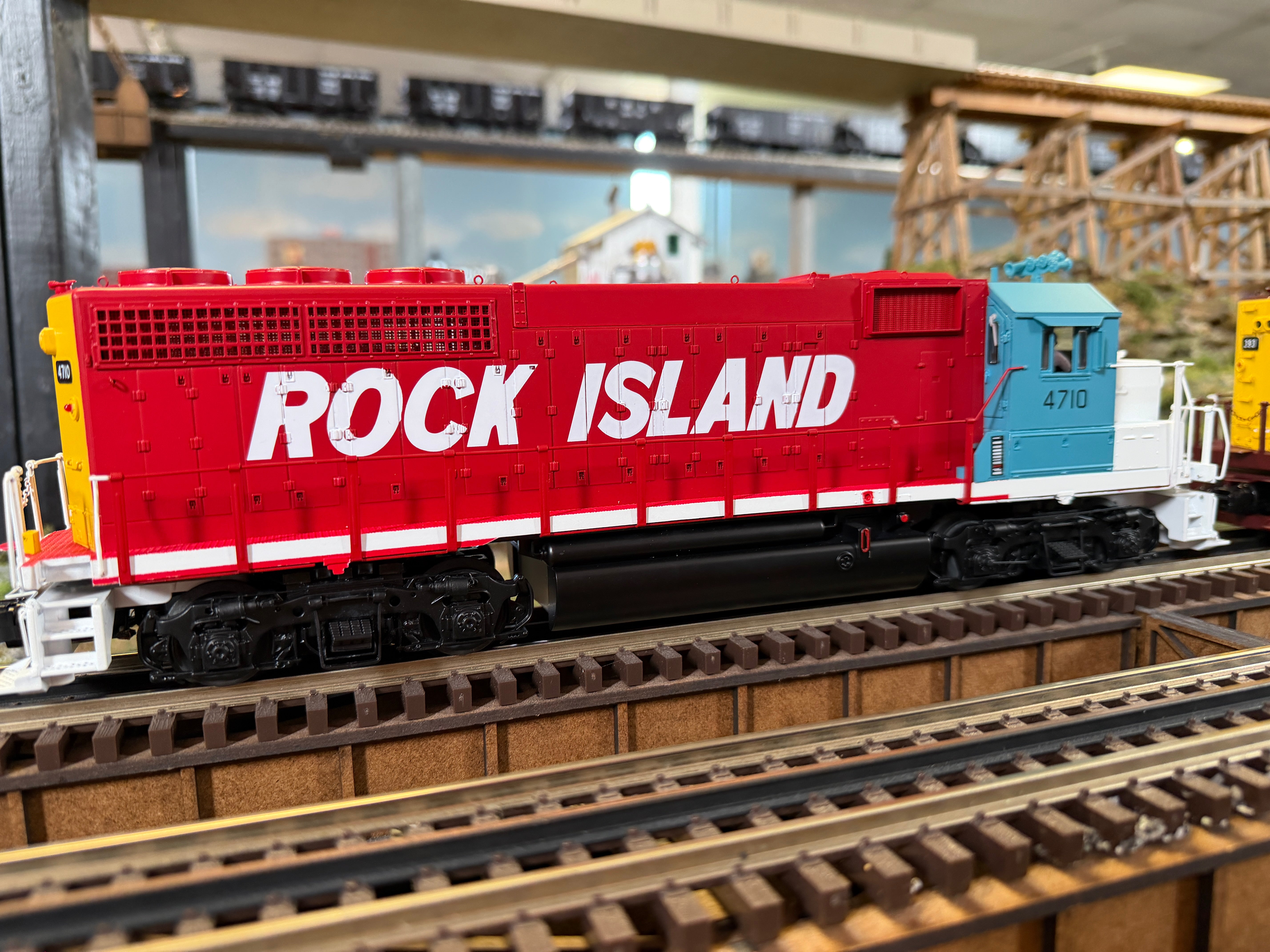 Atlas O 30138691S - Premier - GP40 Diesel Locomotive "Rock Island" #4710 - Custom Run for MrMuffin'sTrains
