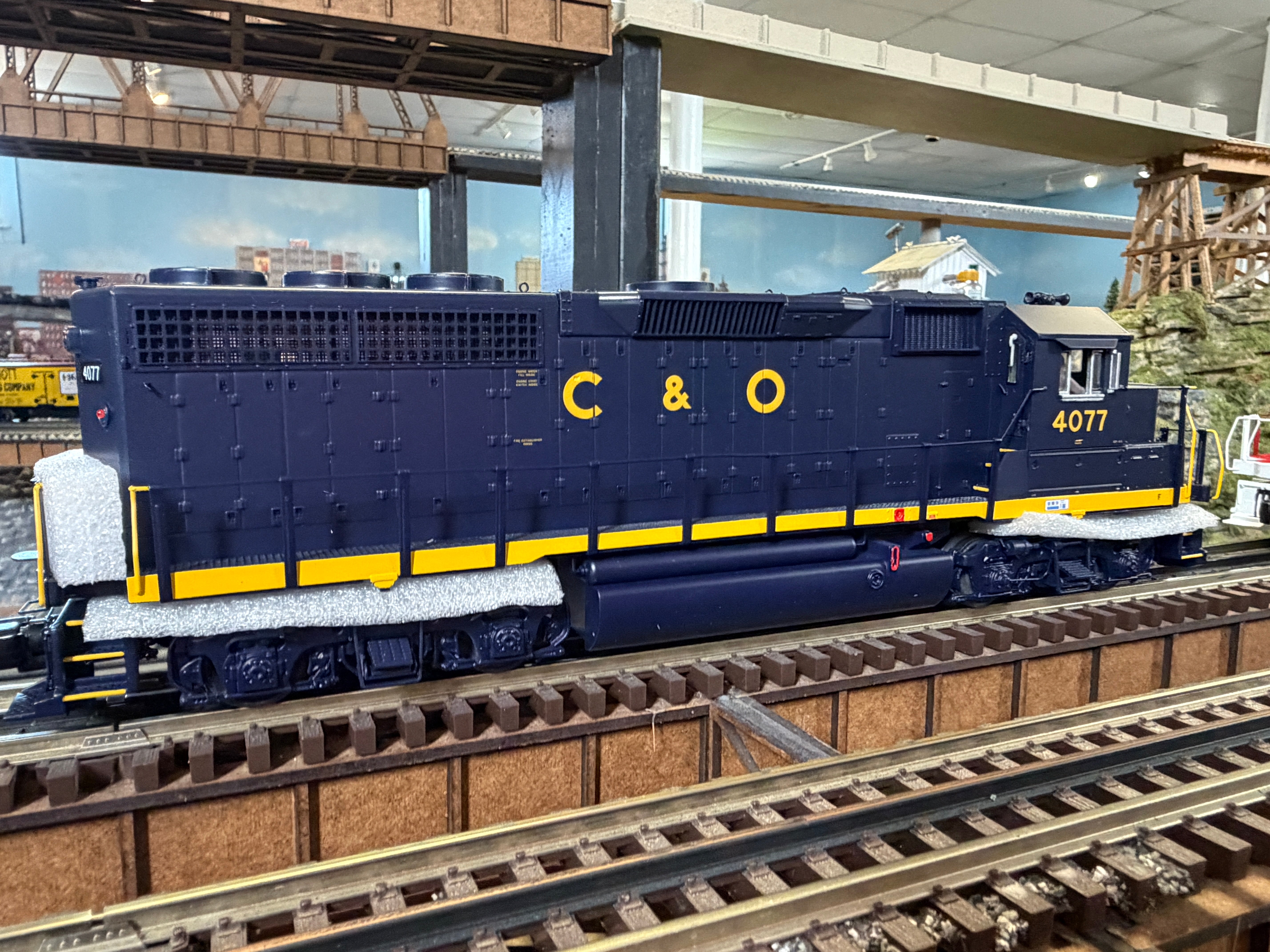 Atlas O 30138570 - Premier - GP40 Diesel Locomotive "Chesapeake & Ohio" #4077