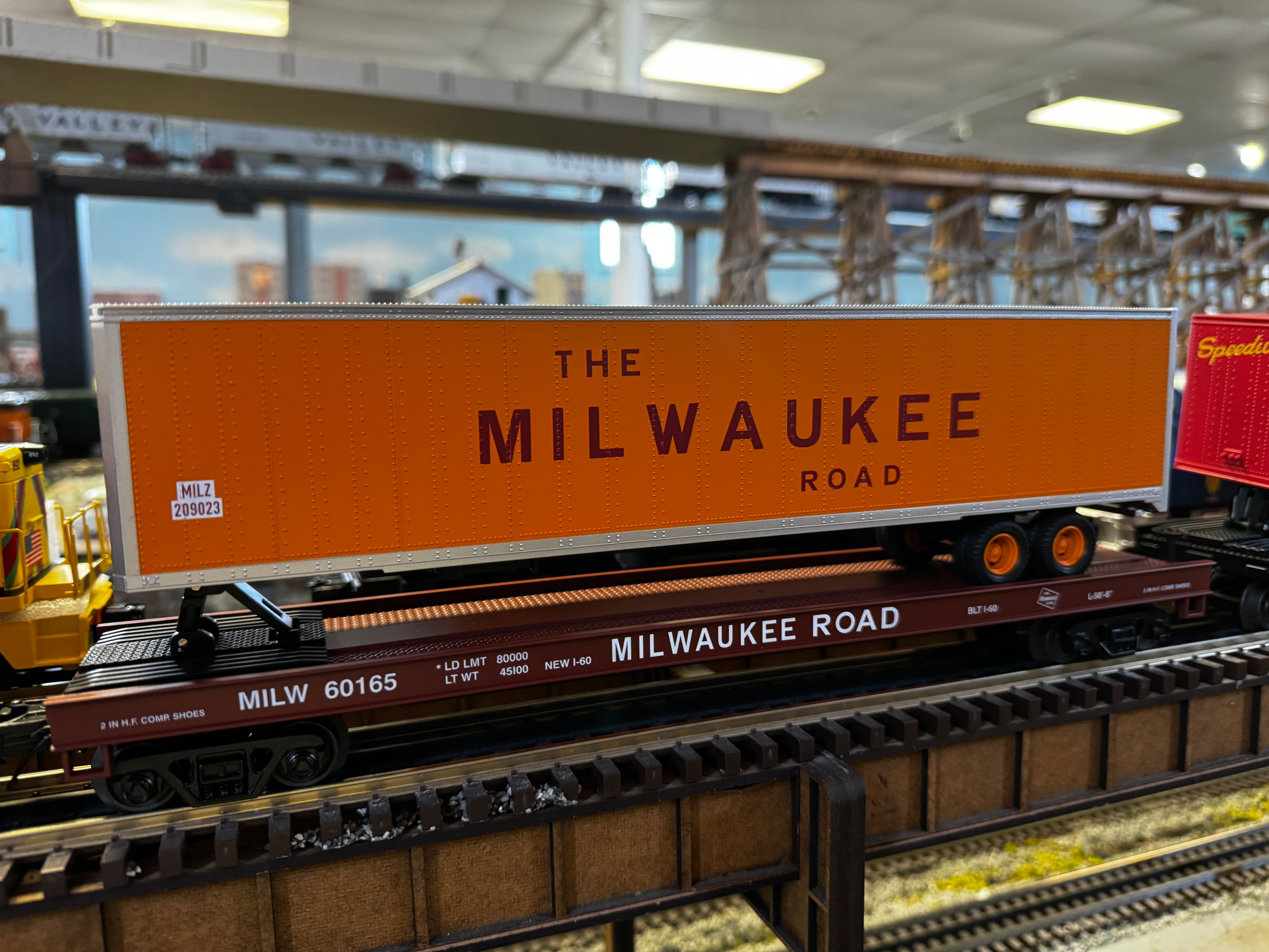 MTH 20-95649 - Flat Car "Milwaukee Road" #60165 w/ 48' Trailer - Custom Run for MrMuffin'sTrains