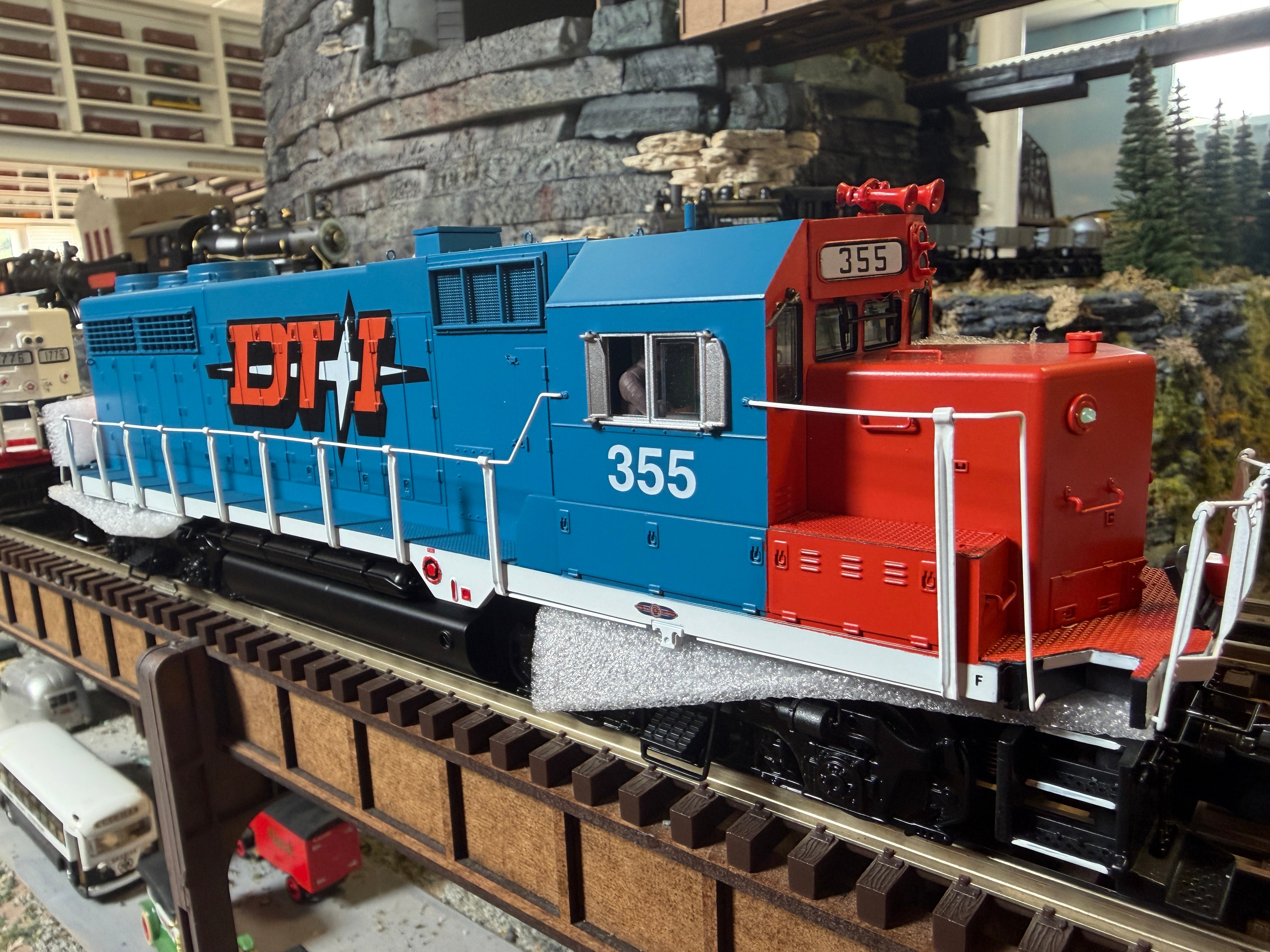 MTH 20-22075-1 - Premier - GP-35 Low Hood Diesel Engine "Detroit, Toledo & Ironton" #355 w/ PS3