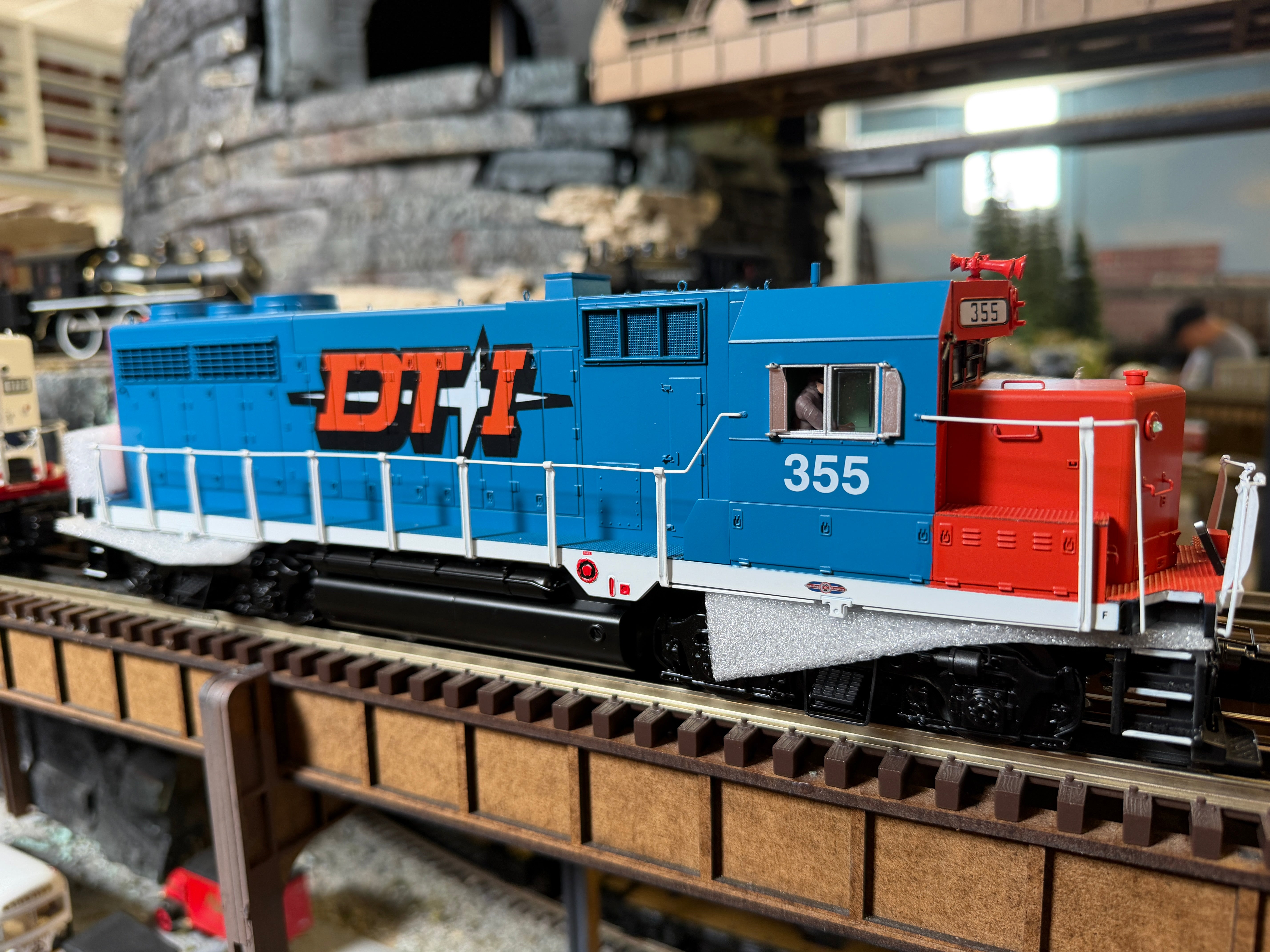 MTH 20-22075-1 - Premier - GP-35 Low Hood Diesel Engine "Detroit, Toledo & Ironton" #355 w/ PS3