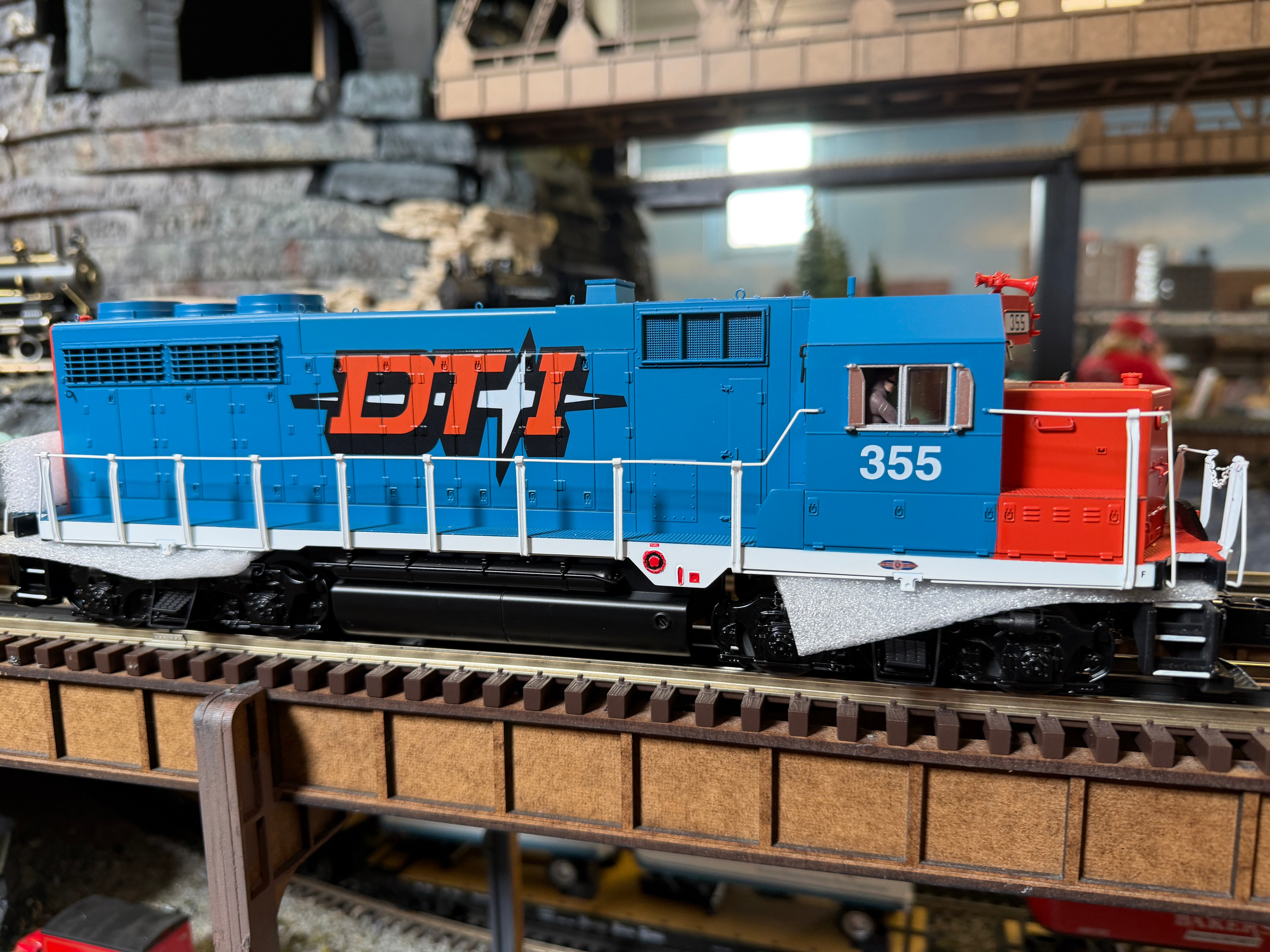 MTH 20-22075-1 - Premier - GP-35 Low Hood Diesel Engine "Detroit, Toledo & Ironton" #355 w/ PS3