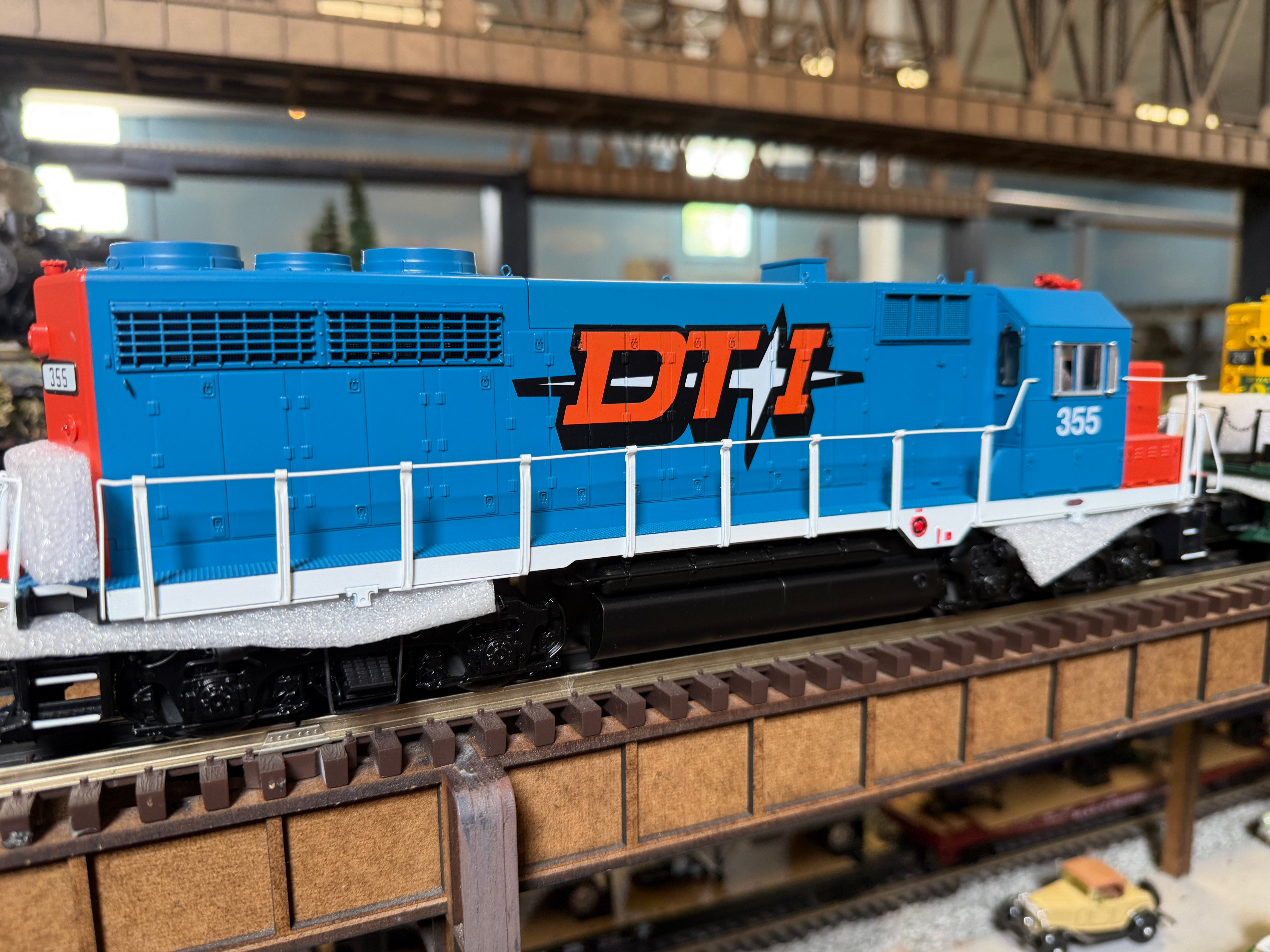 MTH 20-22075-1 - Premier - GP-35 Low Hood Diesel Engine "Detroit, Toledo & Ironton" #355 w/ PS3