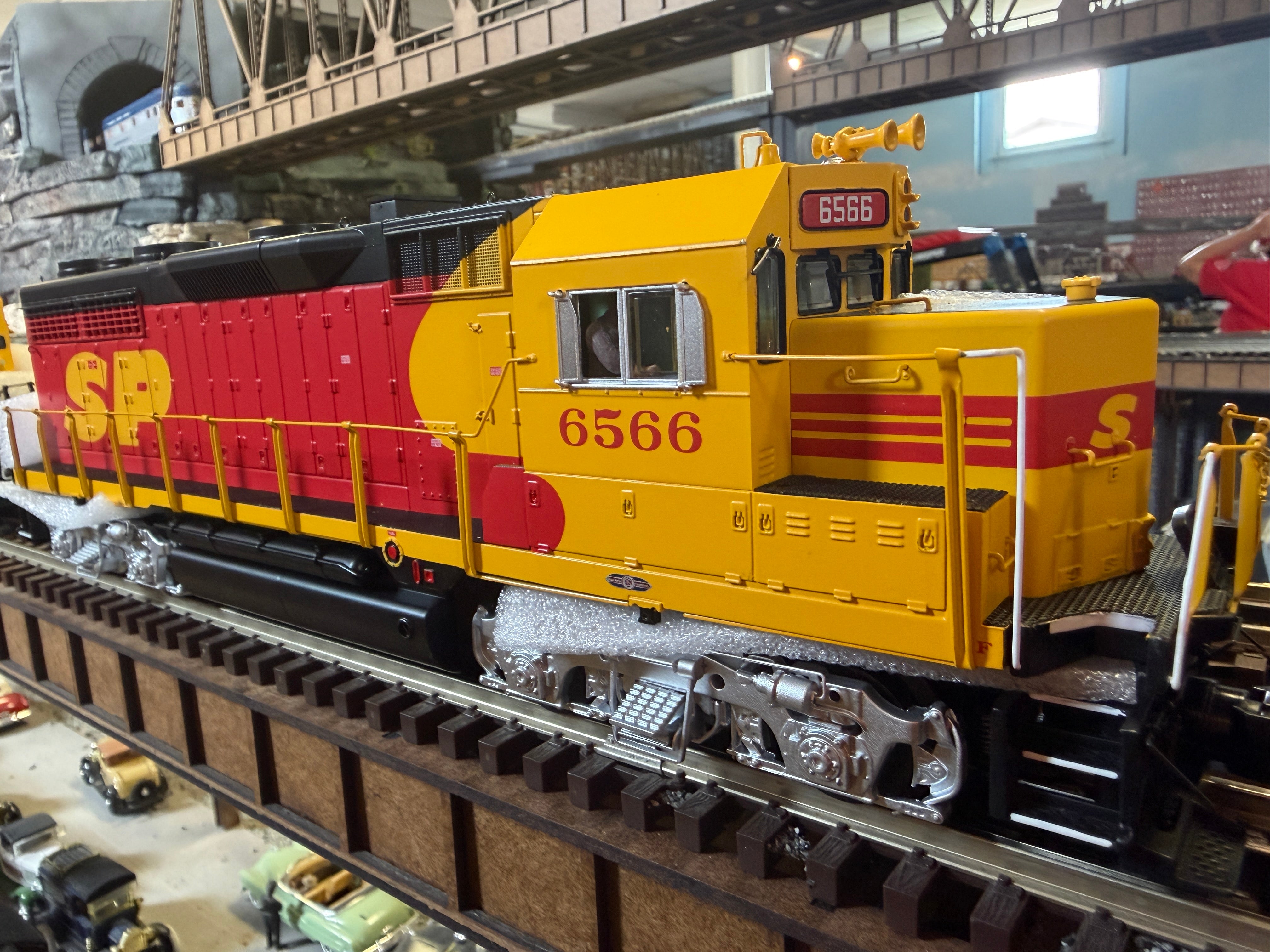 MTH 20-22076-1 - Premier - GP-35 Low Hood Diesel Engine "Southern Pacific" #6566 w/ PS3