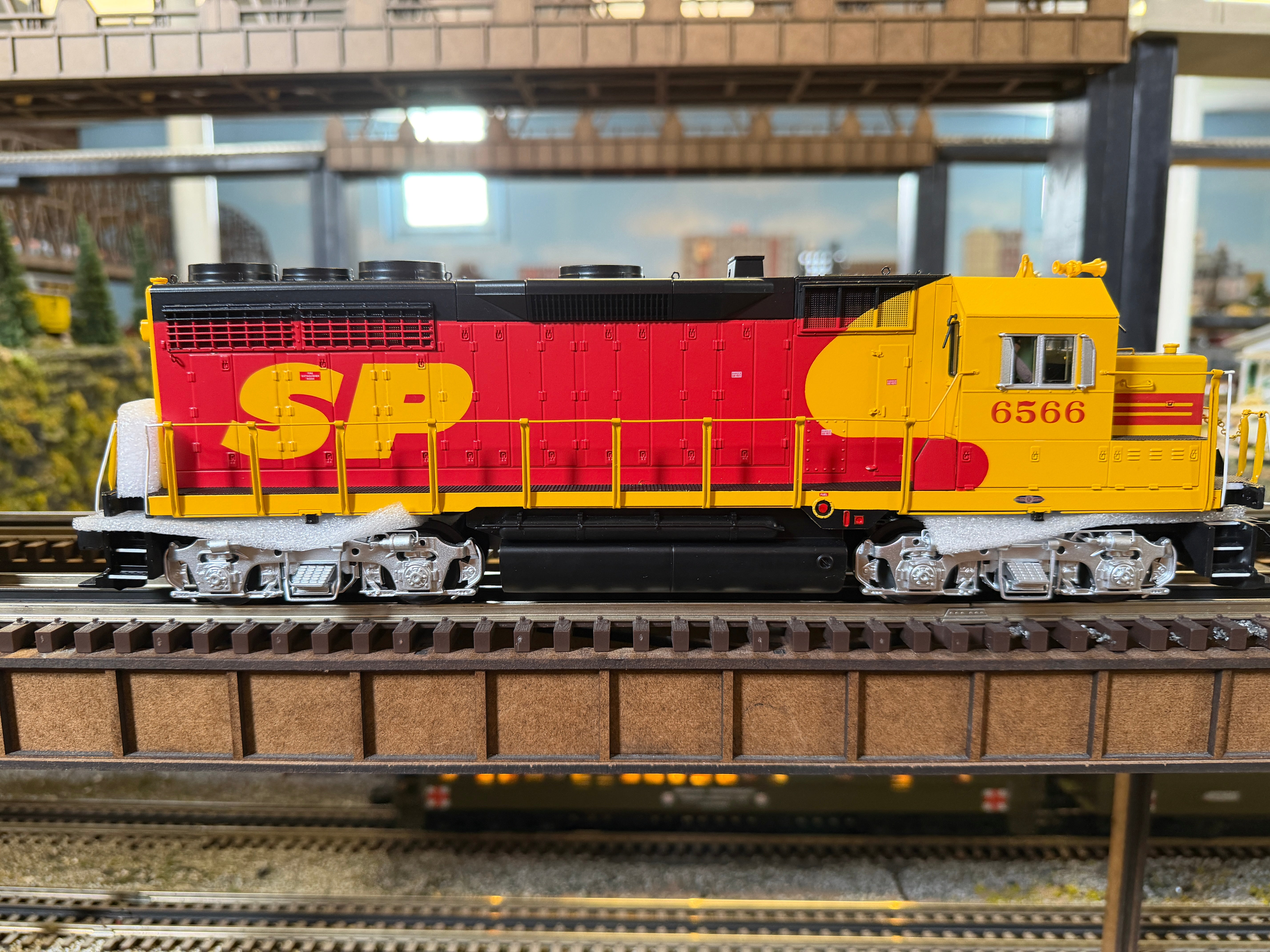 MTH 20-22077-1 - Premier - GP-35 Low Hood Diesel Engine "Southern Pacific" #6577 w/ PS3