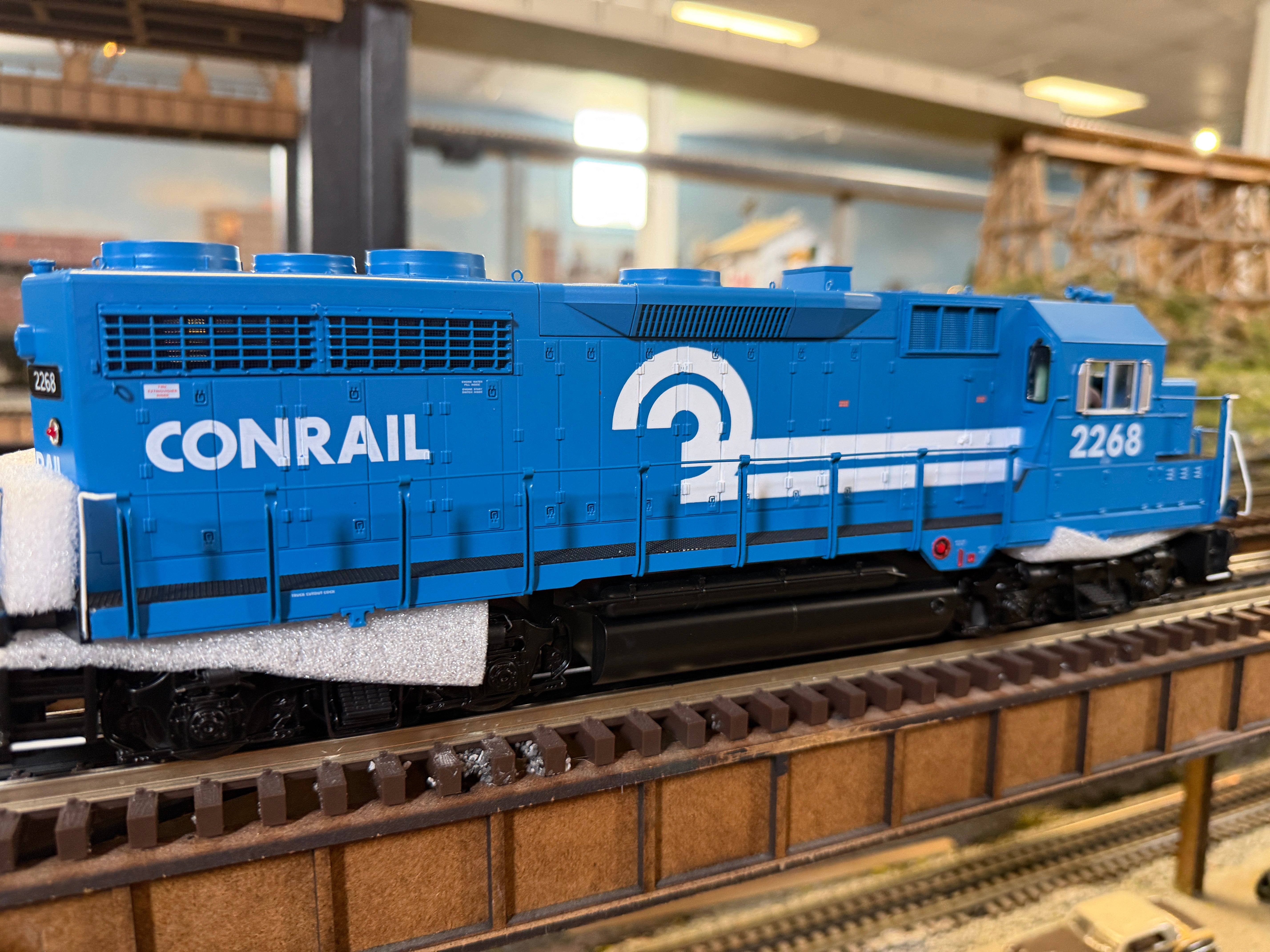 MTH 20-22073-1 - Premier - GP-35 Low Hood Diesel Engine "Conrail" #2268 w/ PS3