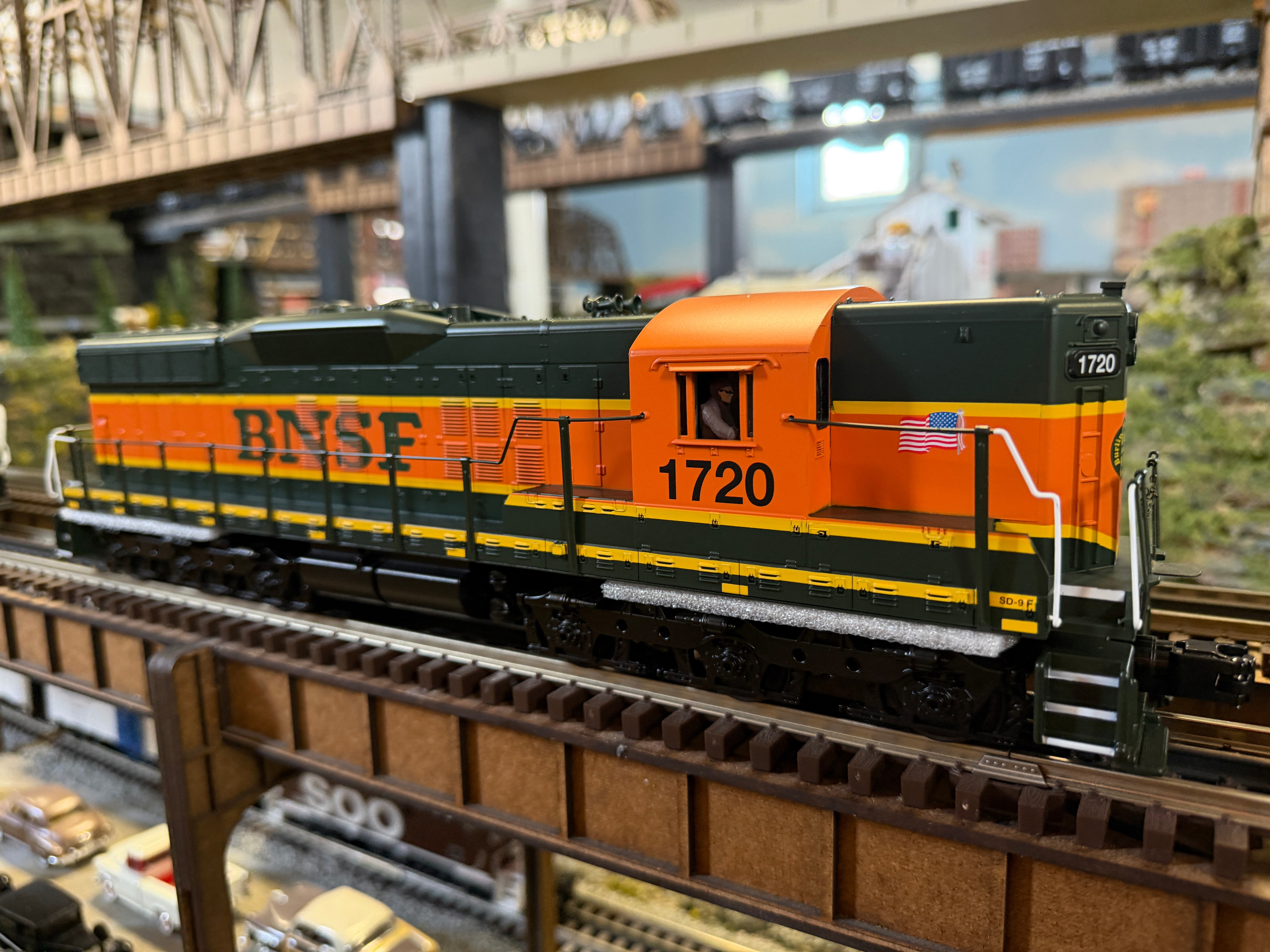 MTH 30-21354-1 - RailKing - SD9 Diesel Engine  "BNSF" #1722 w/ PS3