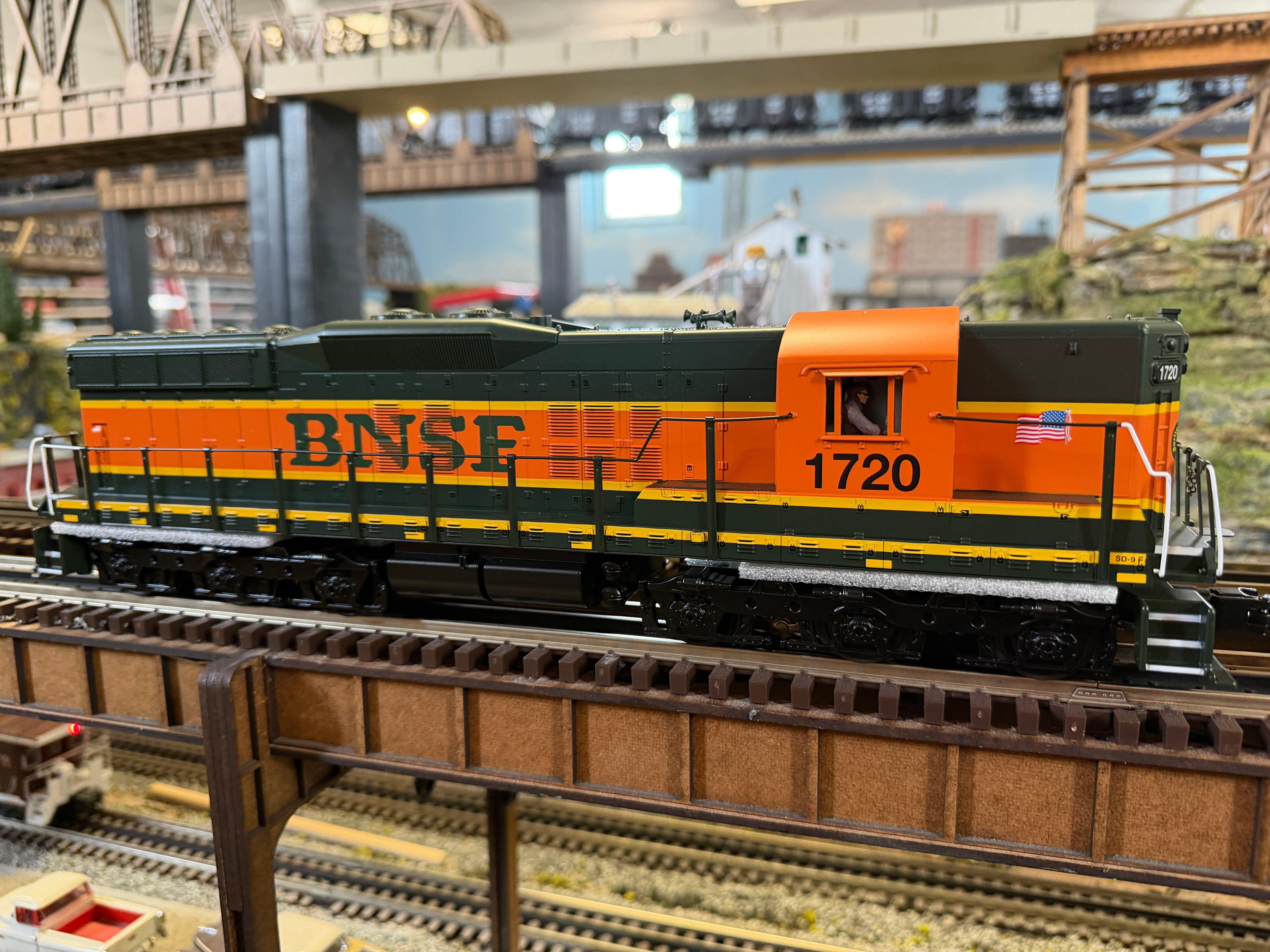 MTH 30-21354-1 - RailKing - SD9 Diesel Engine  "BNSF" #1722 w/ PS3