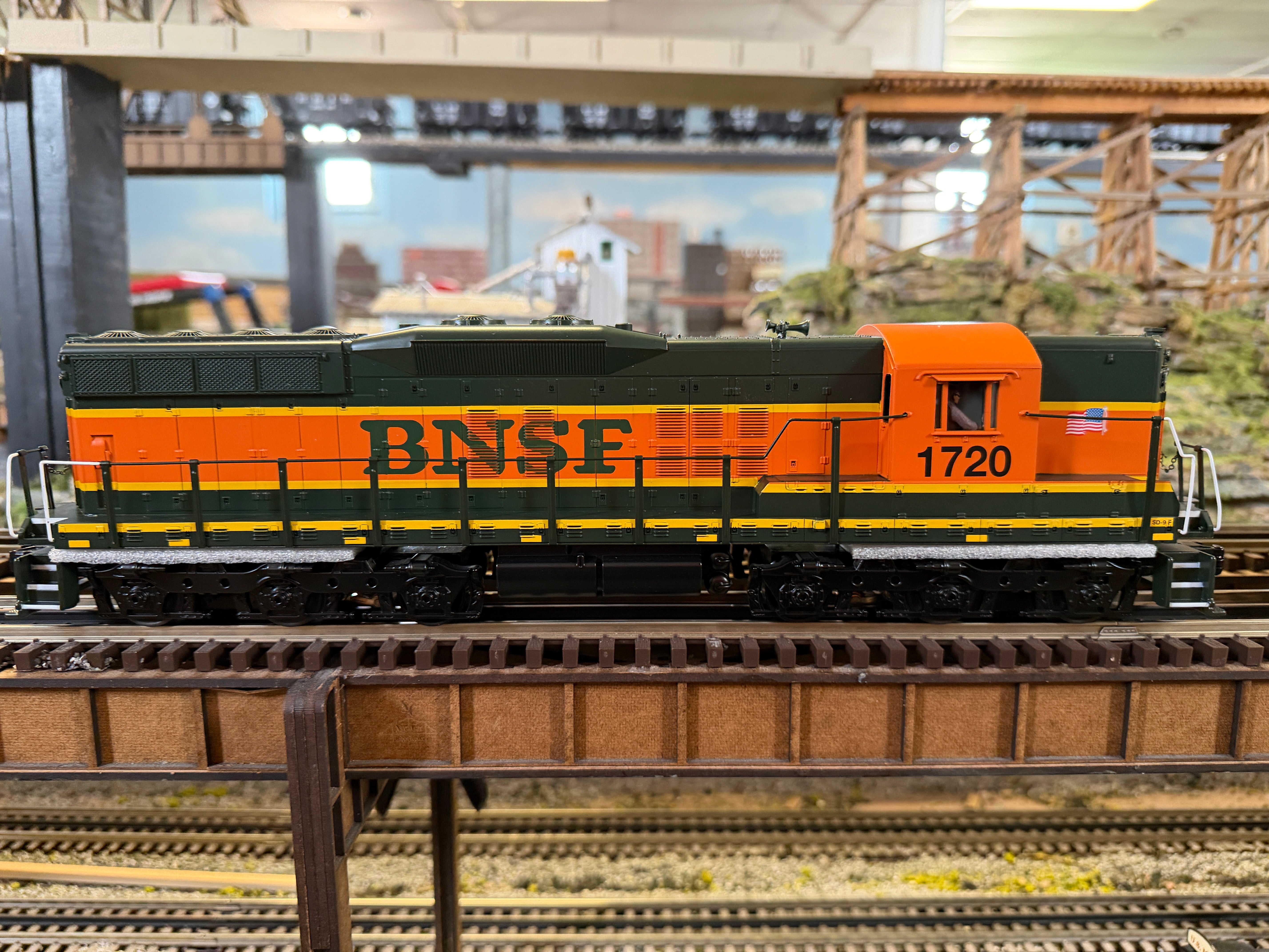 MTH 30-21354-1 - RailKing - SD9 Diesel Engine  "BNSF" #1722 w/ PS3