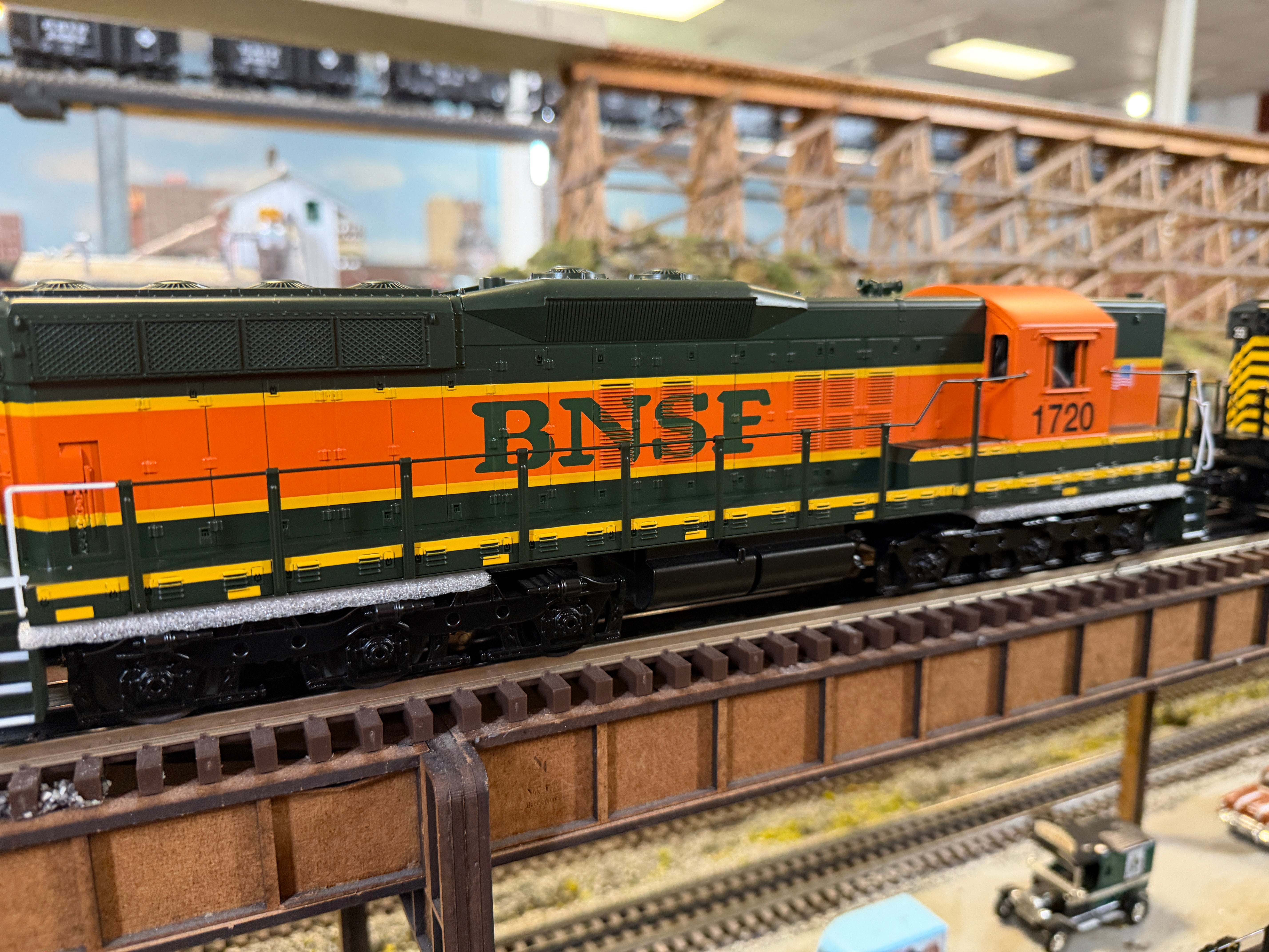 MTH 30-21354-1 - RailKing - SD9 Diesel Engine  "BNSF" #1722 w/ PS3