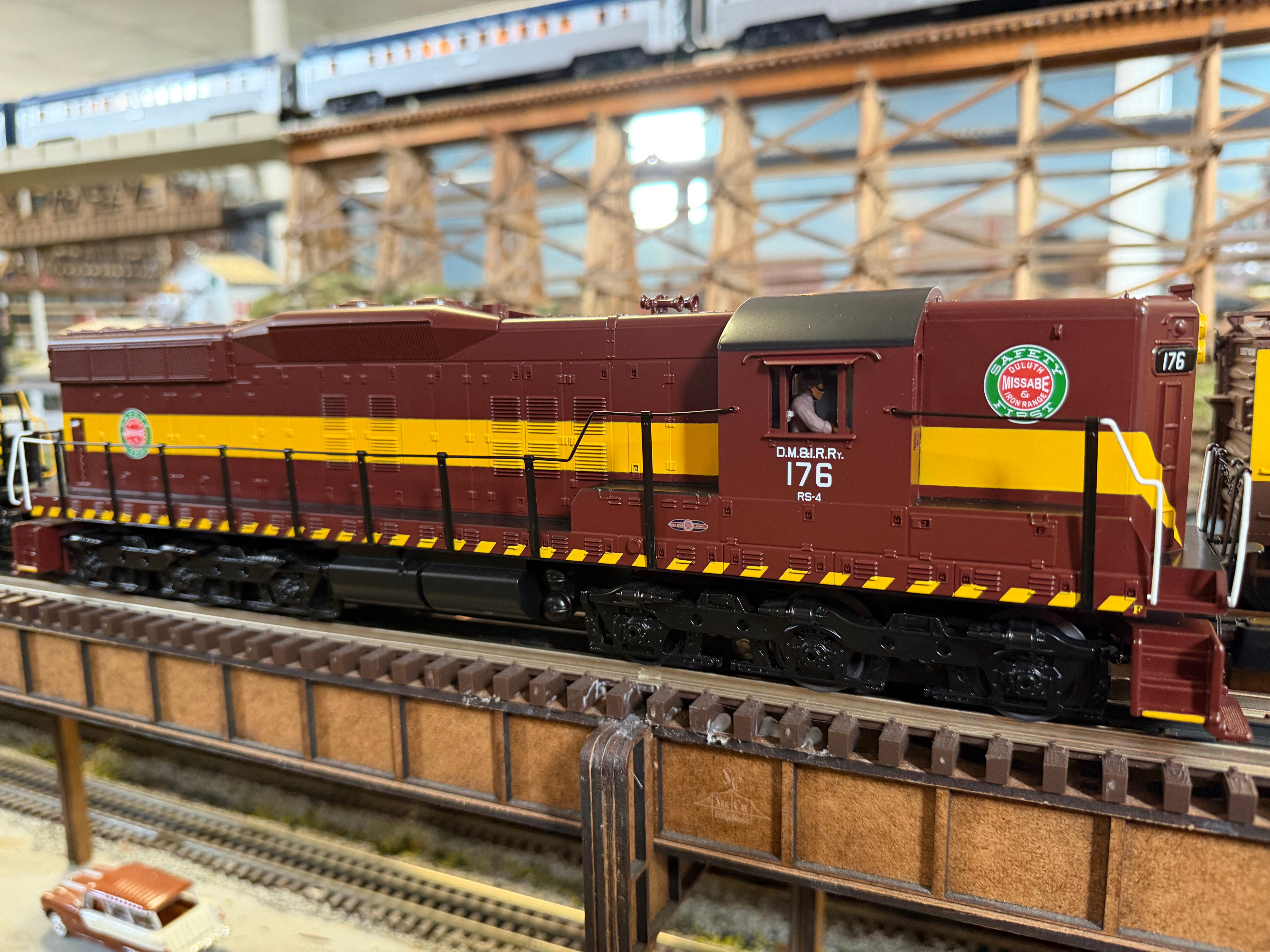 MTH 30-21348-1 - RailKing - SD9 Diesel Engine "Duluth, Missabe & Iron Range" #176 w/ PS3
