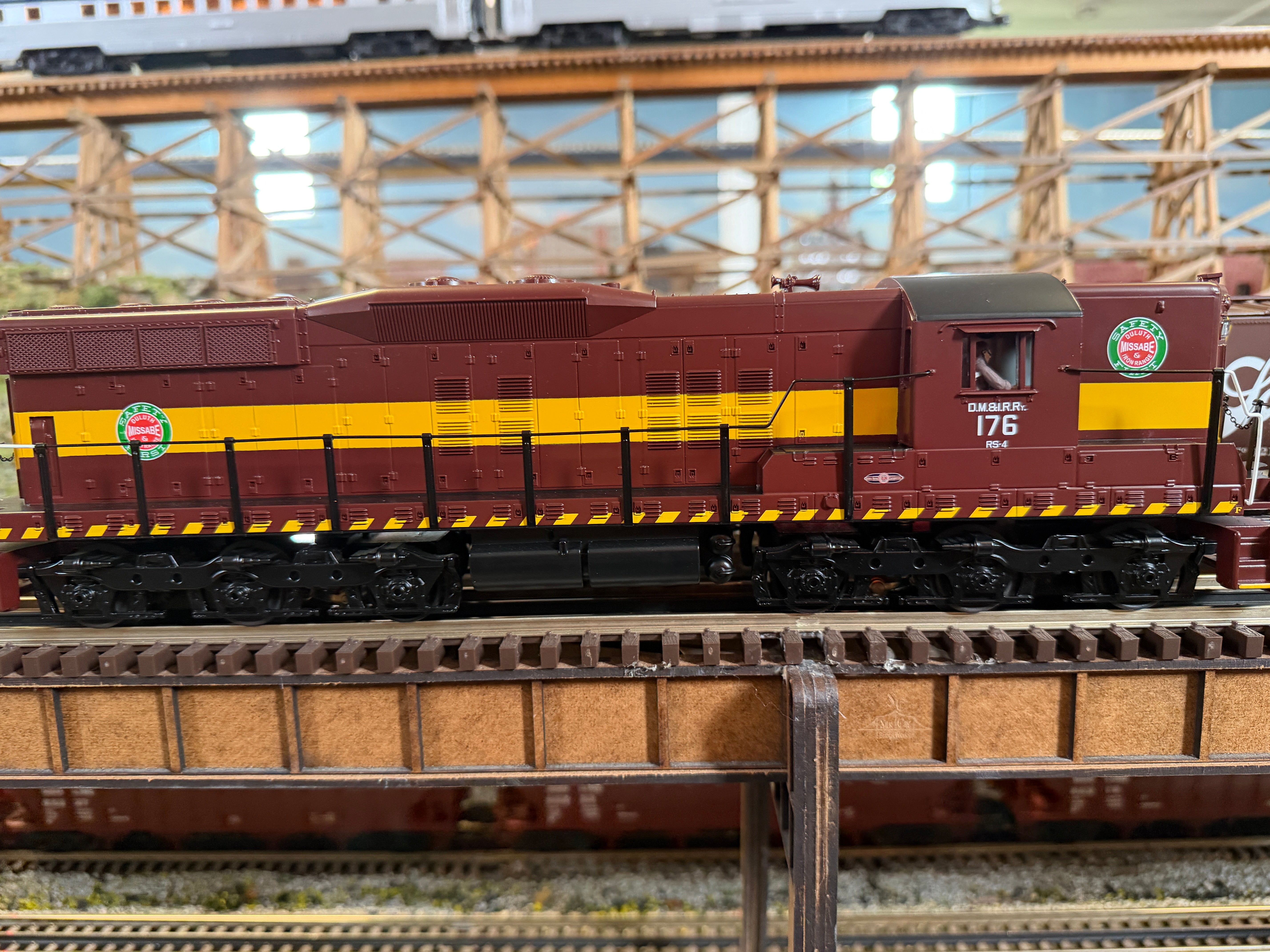 MTH 30-21348-1 - RailKing - SD9 Diesel Engine "Duluth, Missabe & Iron Range" #176 w/ PS3