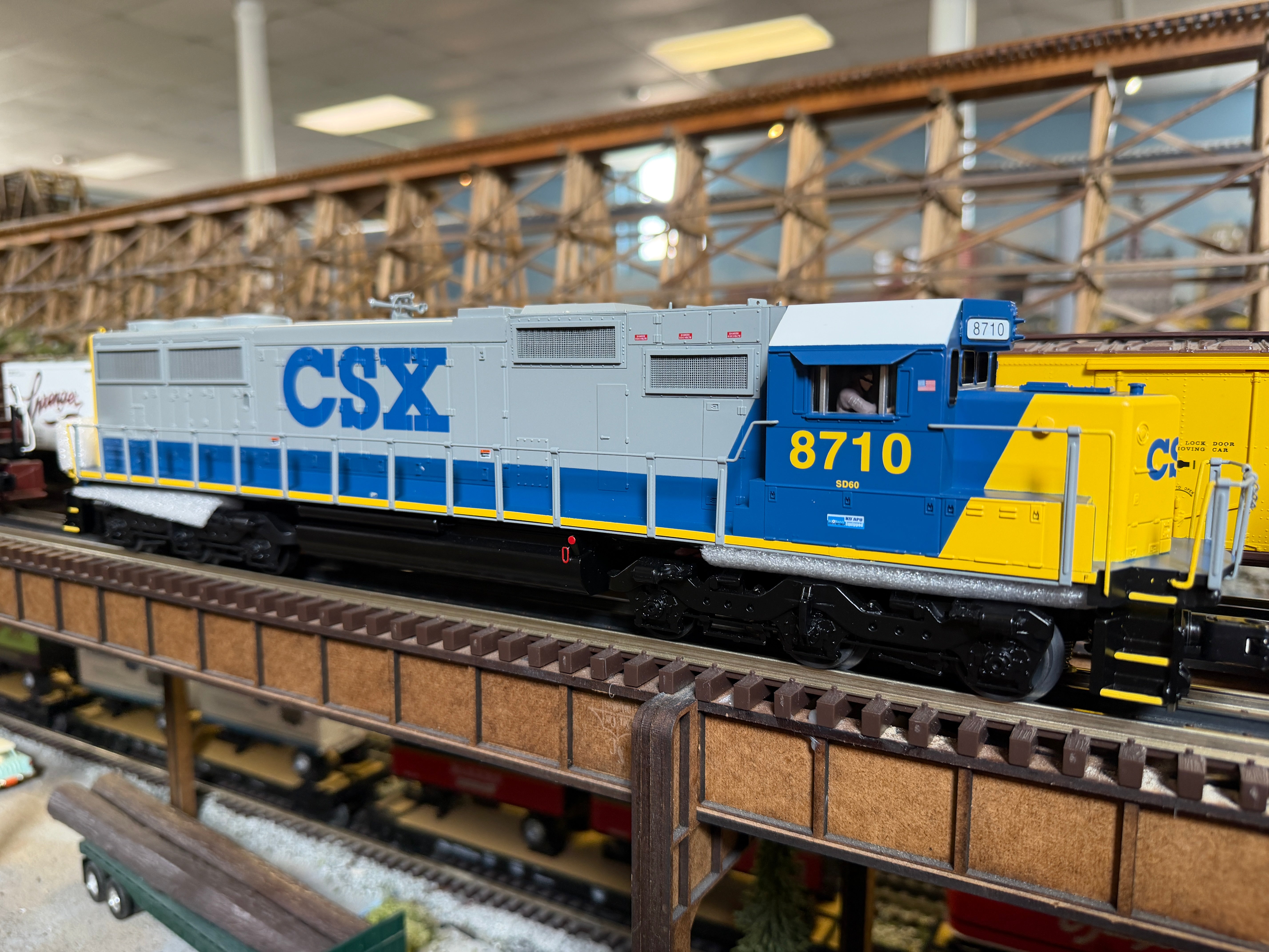 MTH 30-21336-1 - RailKing - SD60 Diesel Engine "CSX" #8710 w/ PS3