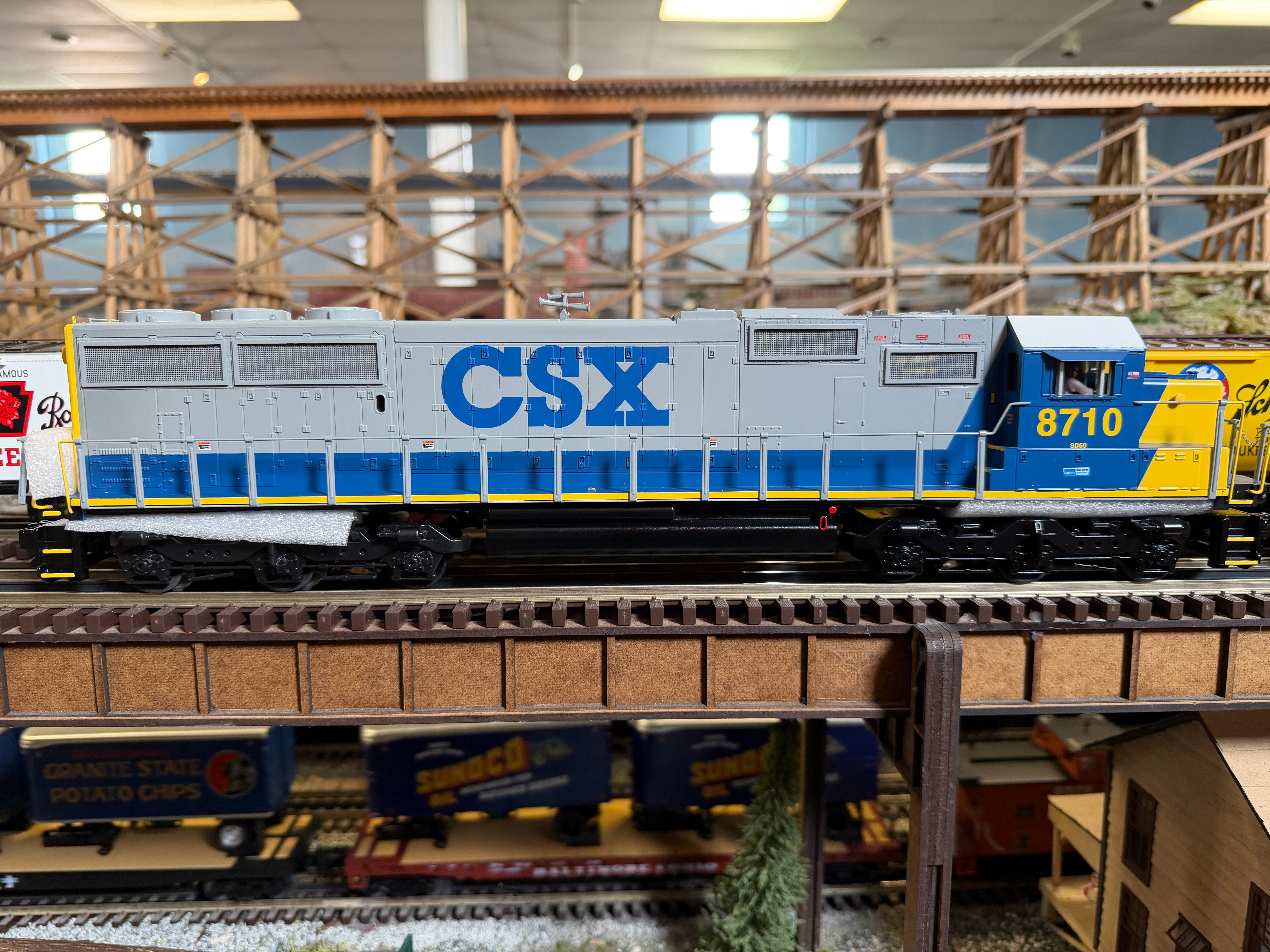 MTH 30-21337-1 - RailKing - SD60 Diesel Engine "CSX" #8718 w/ PS3