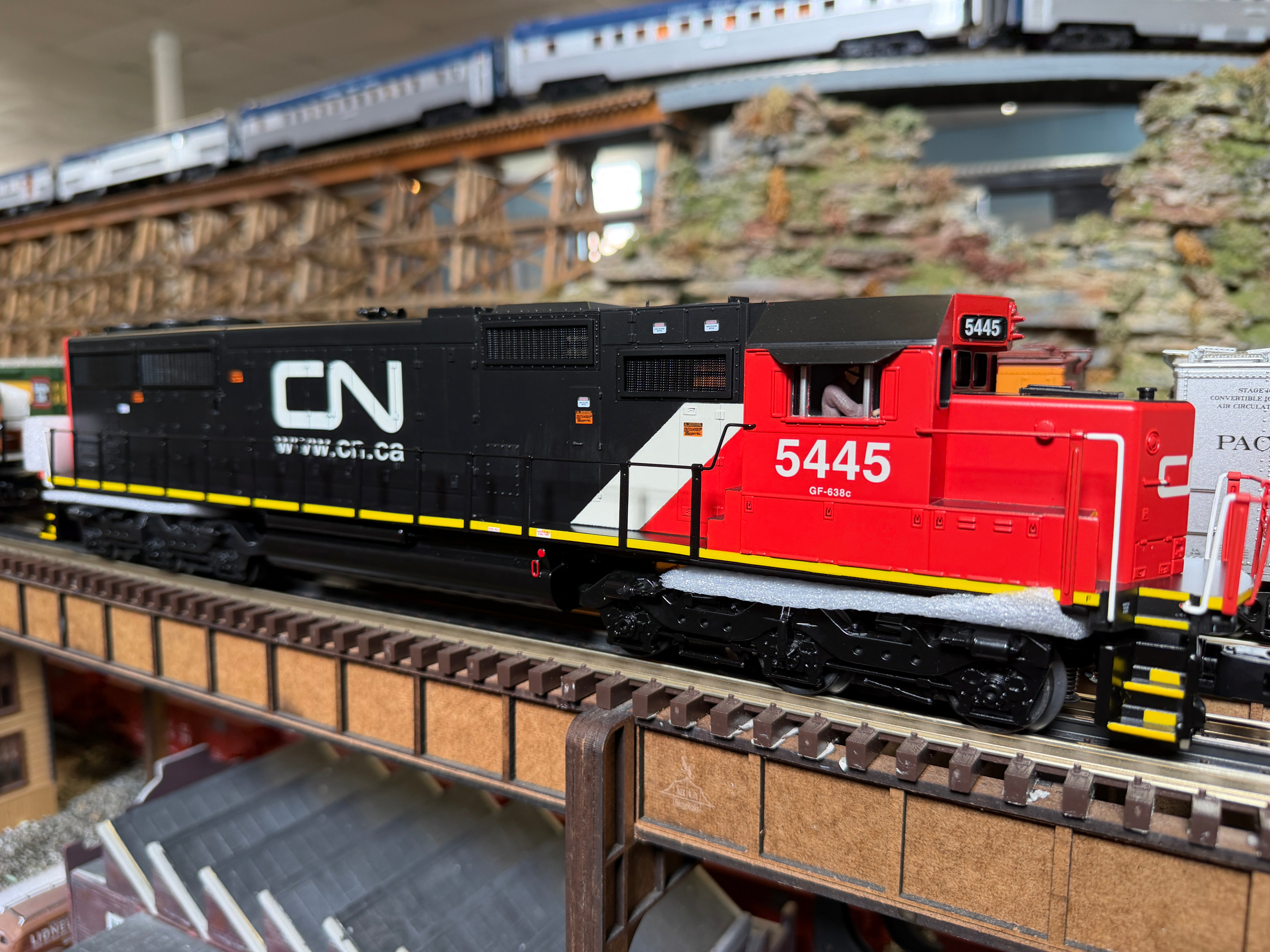 MTH 30-21335-1 - RailKing - SD60 Diesel Engine "Canadian National" #5447 w/ PS3