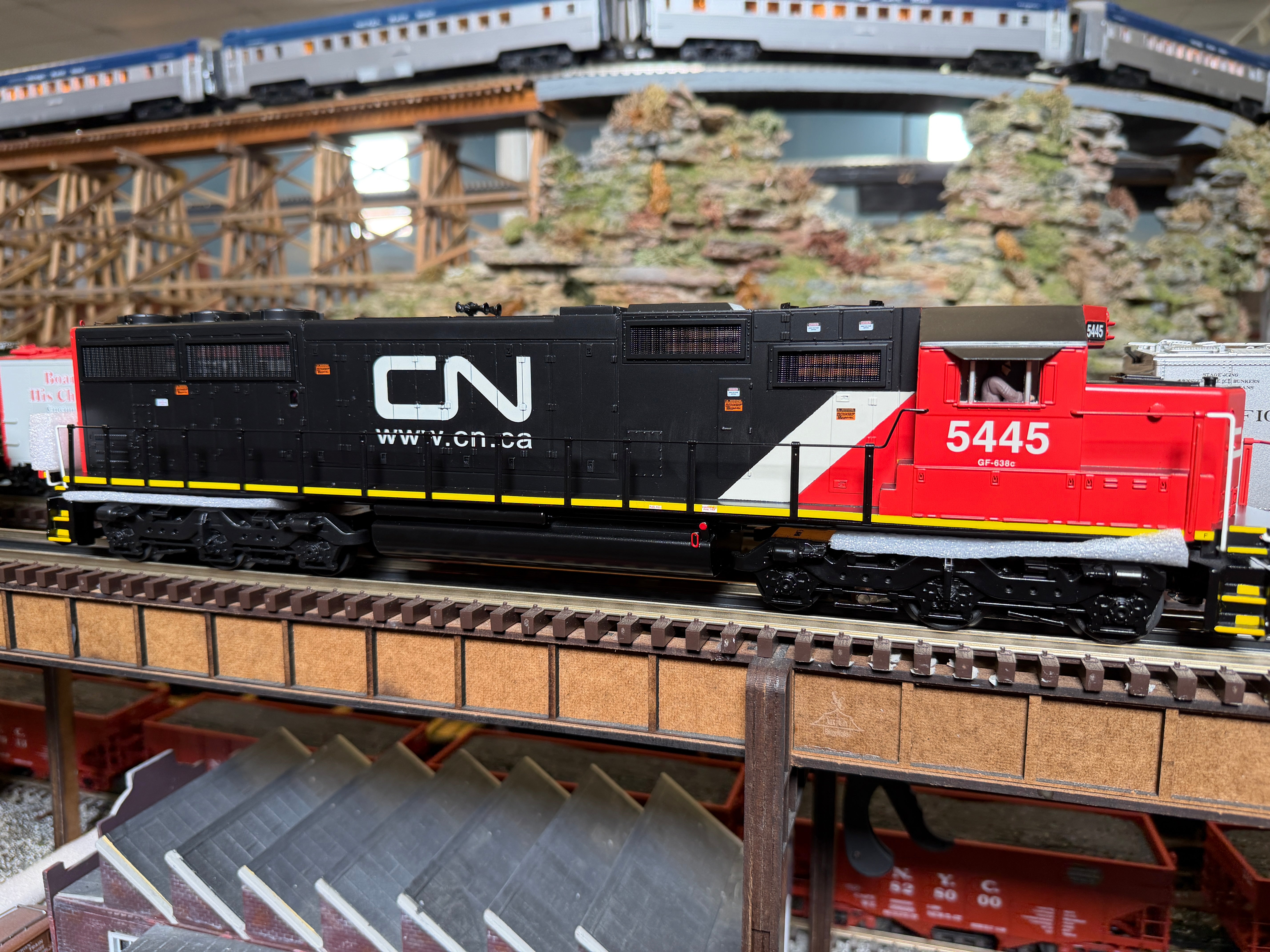 MTH 30-21334-1 - RailKing - SD60 Diesel Engine "Canadian National" #5445 w/ PS3